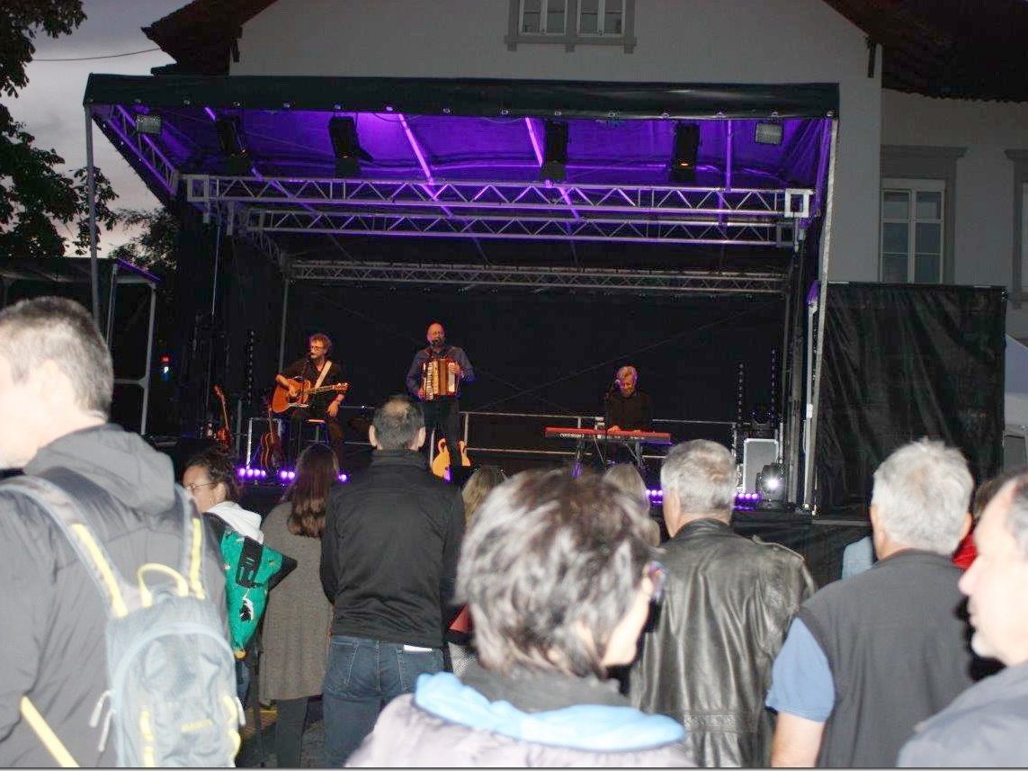 Schellinski und La Risa heizten den 200 Zuschauern am Marktplatz ein.