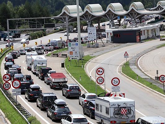 Längere Grenzwartezeiten sorgen für Staus