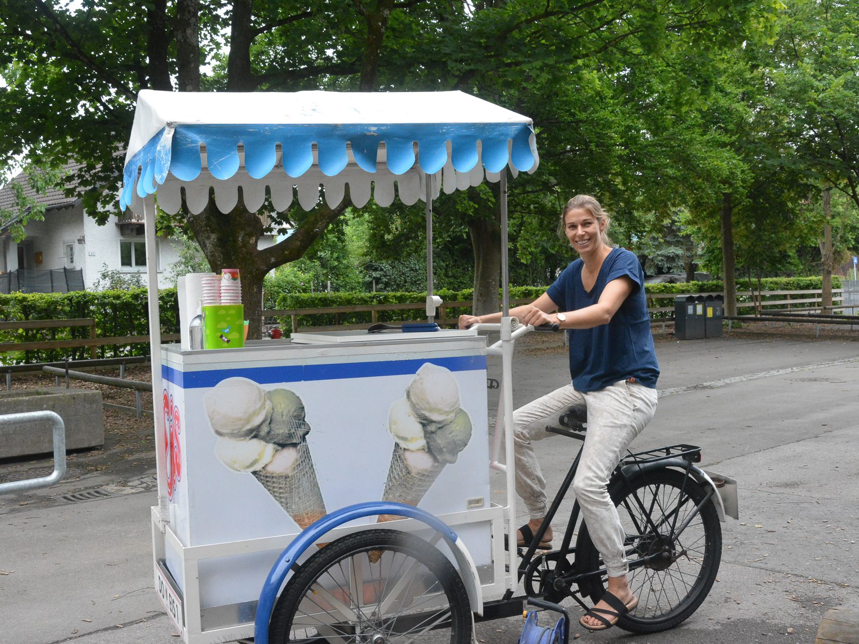 Die Schüler der Volksschule Rotkreuz werden in der letzten Schulwoche mit einem Eisfahrrad überrascht.