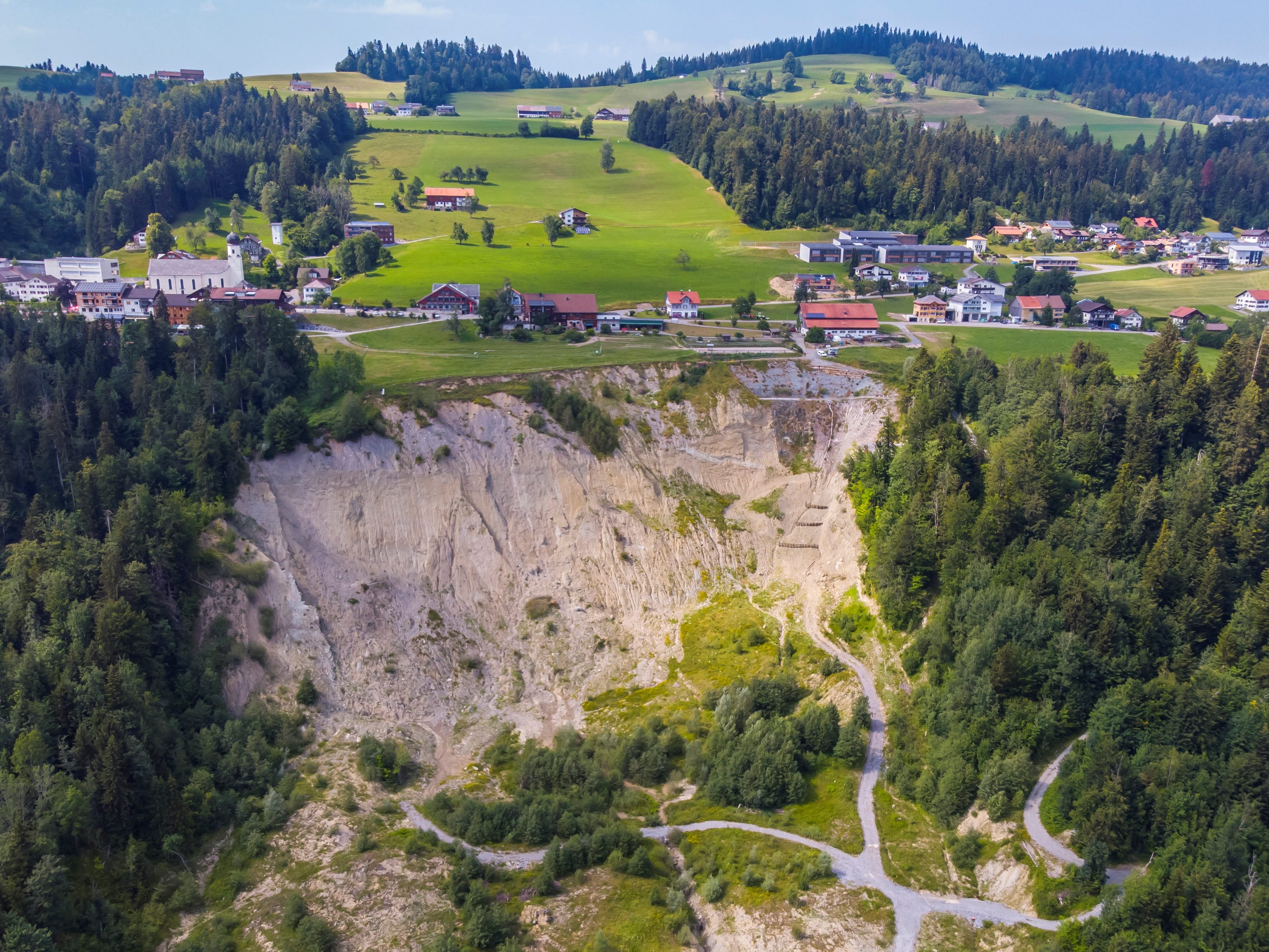 Das Dorener Gschlief bedroht seit JAhrzehnten das Ortszentrum von Doren, die Landesstraße und Anrainer.