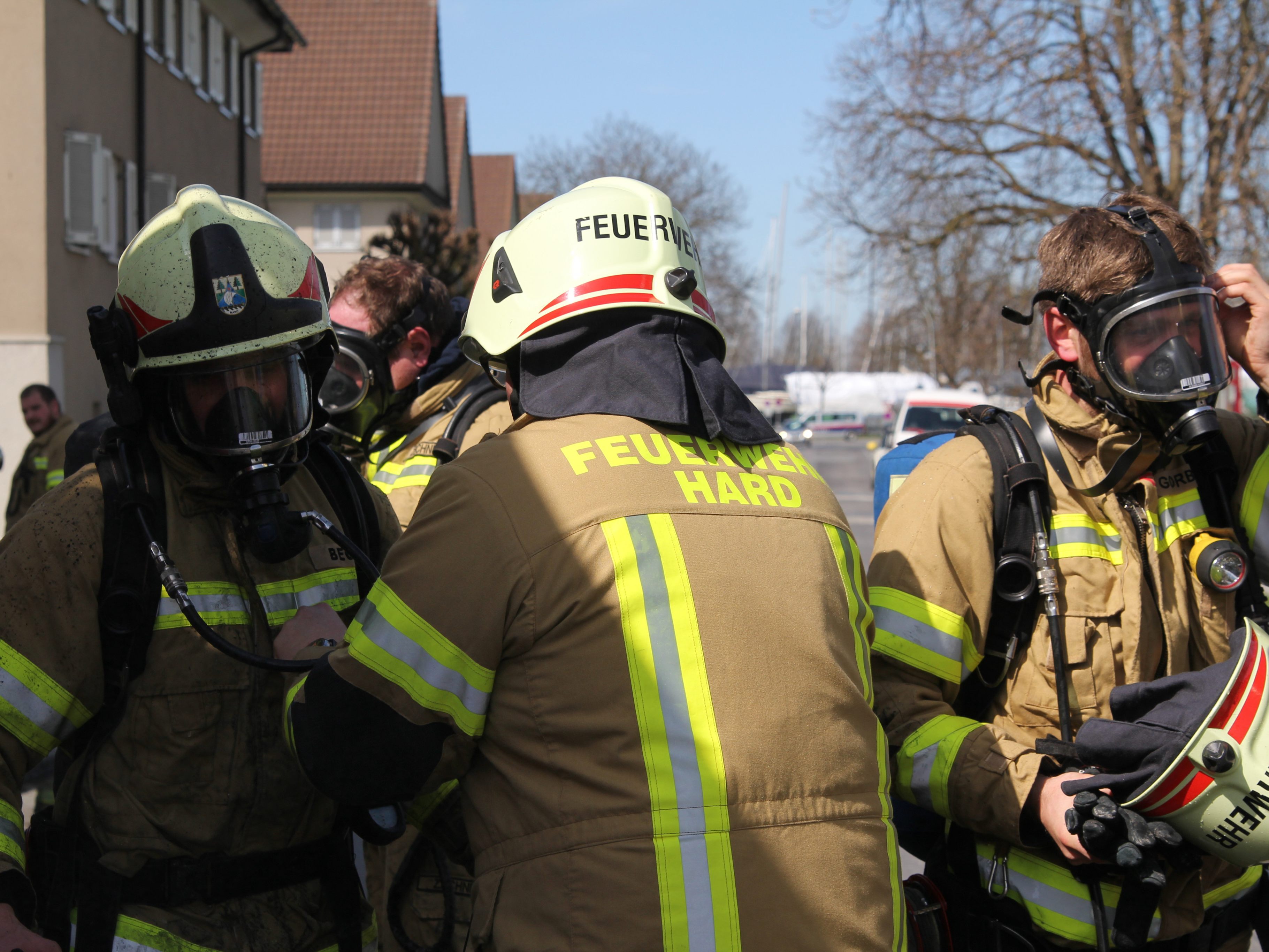 Die Feuerwehr Hard musste zwei brennende Altpapiercontainer löschen. (Symbolbild)