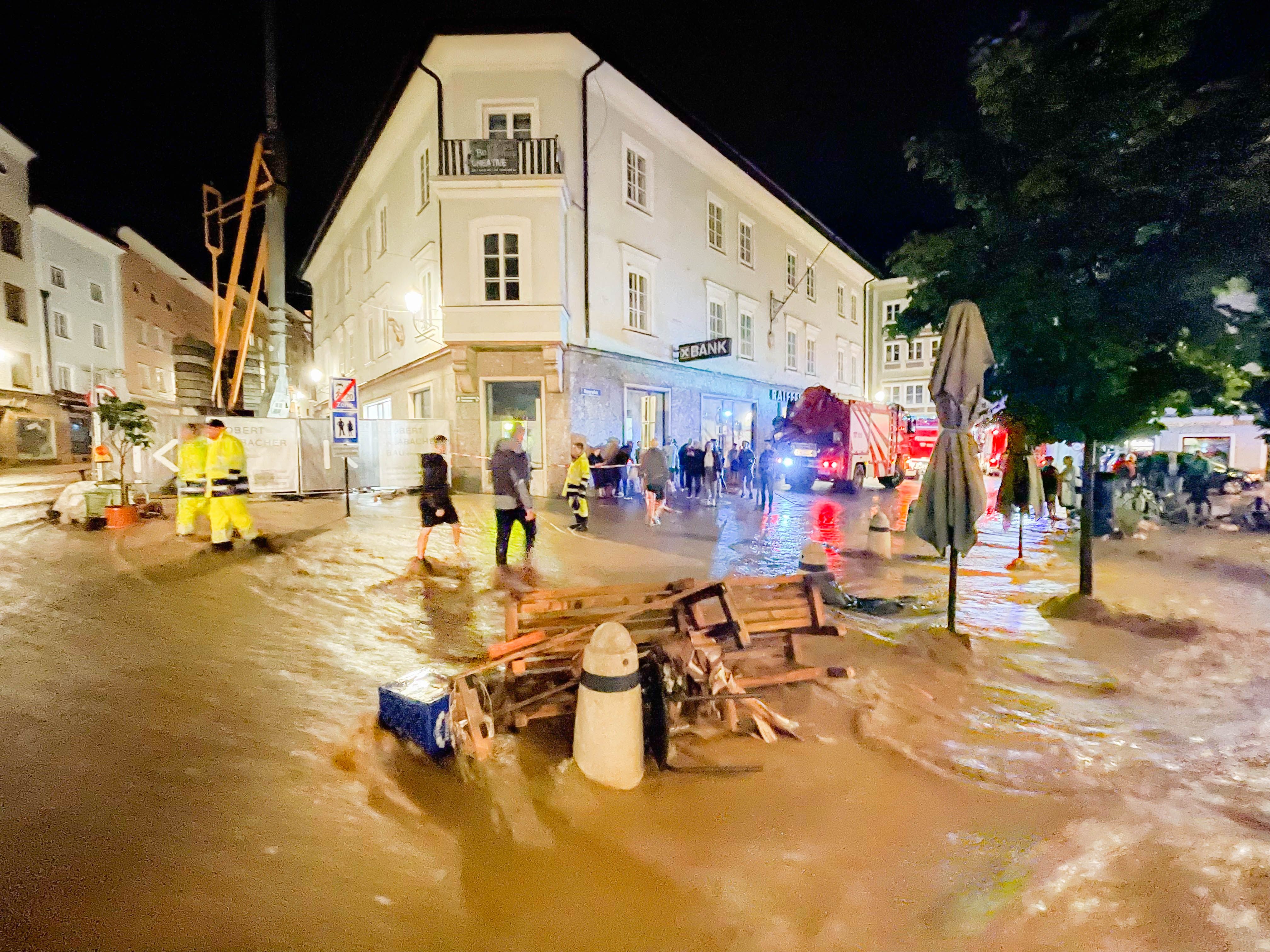 In Hallein verwandelte sich am Samstag der Kothbach in einen reißenden Fluss durch die Altstadt.