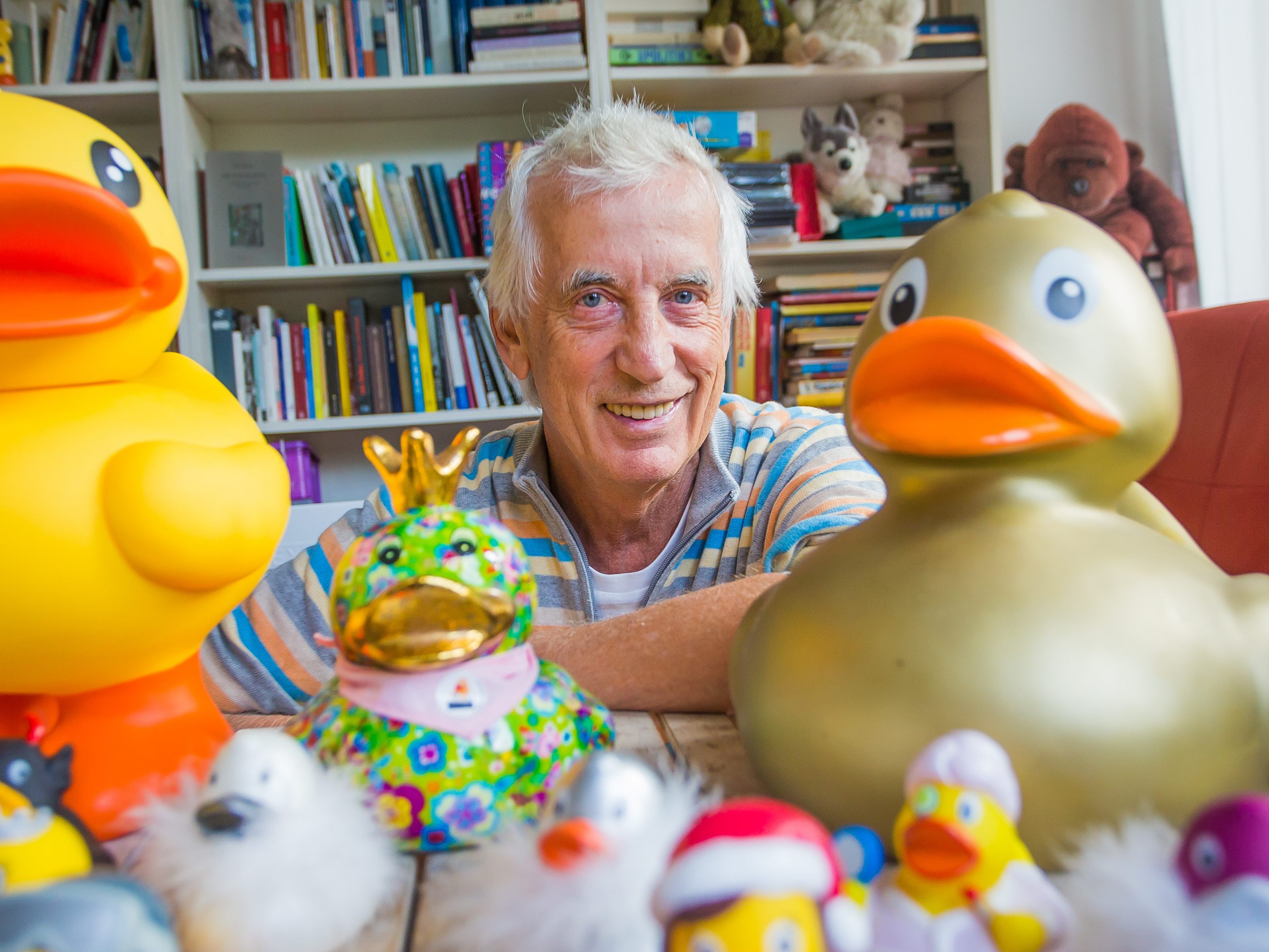 Mit Ehefrau Erika genießt Hubert Löffler den Luxus, in einer Wohnung direkt am Bodensee zu leben. Zu den Bewohnern gehören auch Enten in allen Größen und Farben, die Markenzeichen von „Netz für Kinder“ .