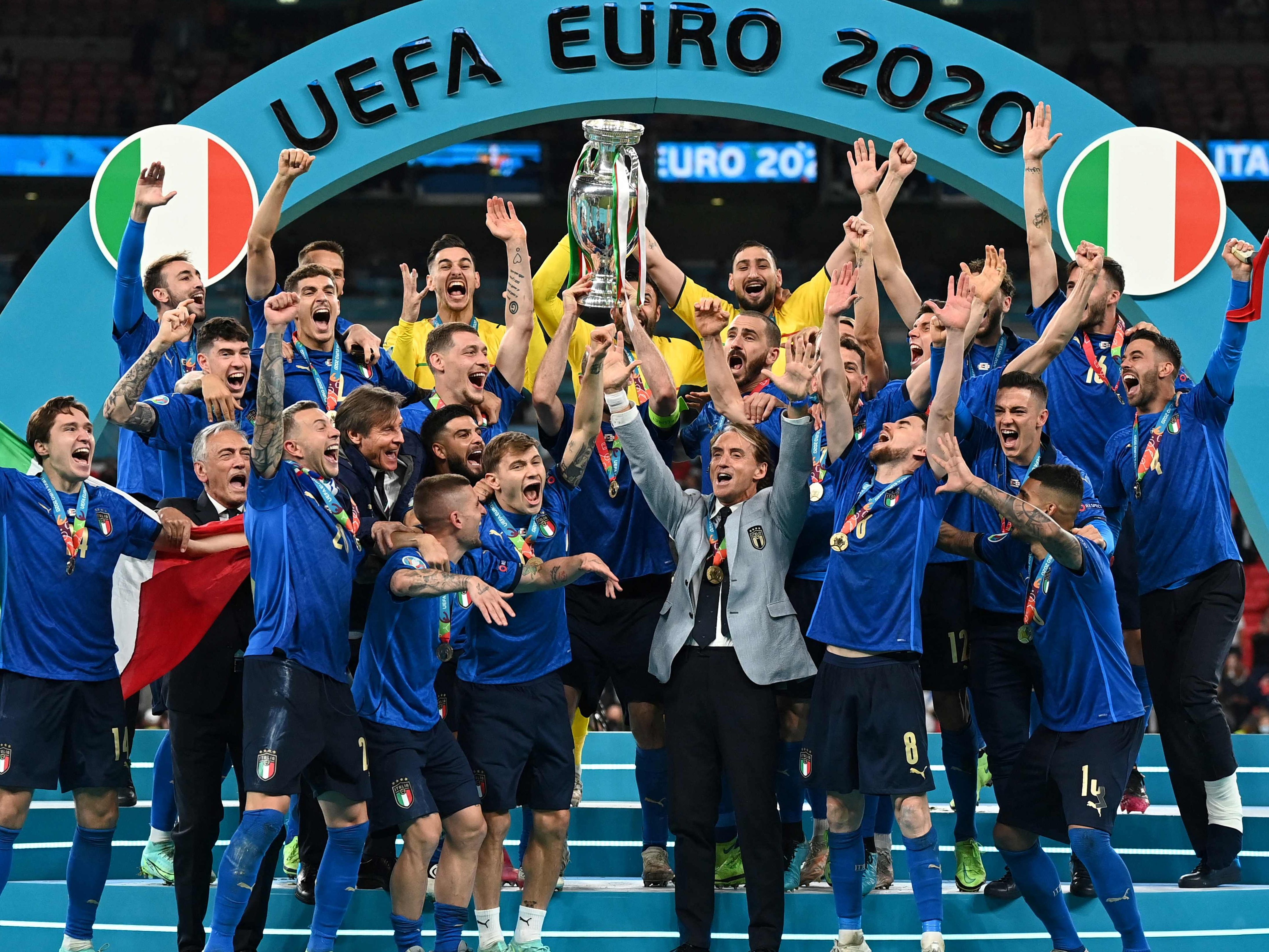 Die italienische Nationalmannschaft bejubelt ihren EM-Titel 2021.