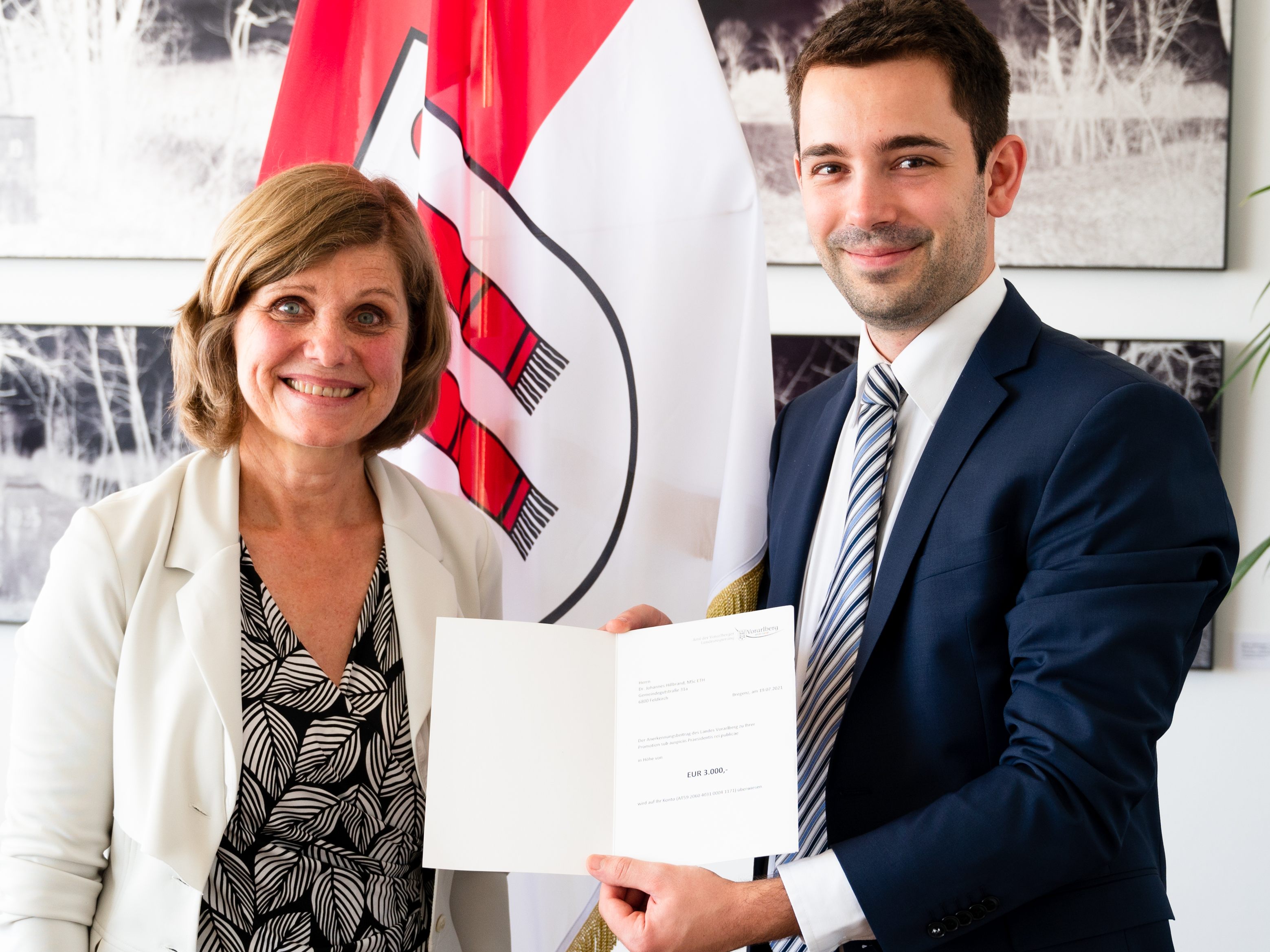 Für seine Leistungen überreicht LSth. Schöbi-Fink (l.) einen Scheck über 3.000 Euro an Johannes Hillbrand (r.).