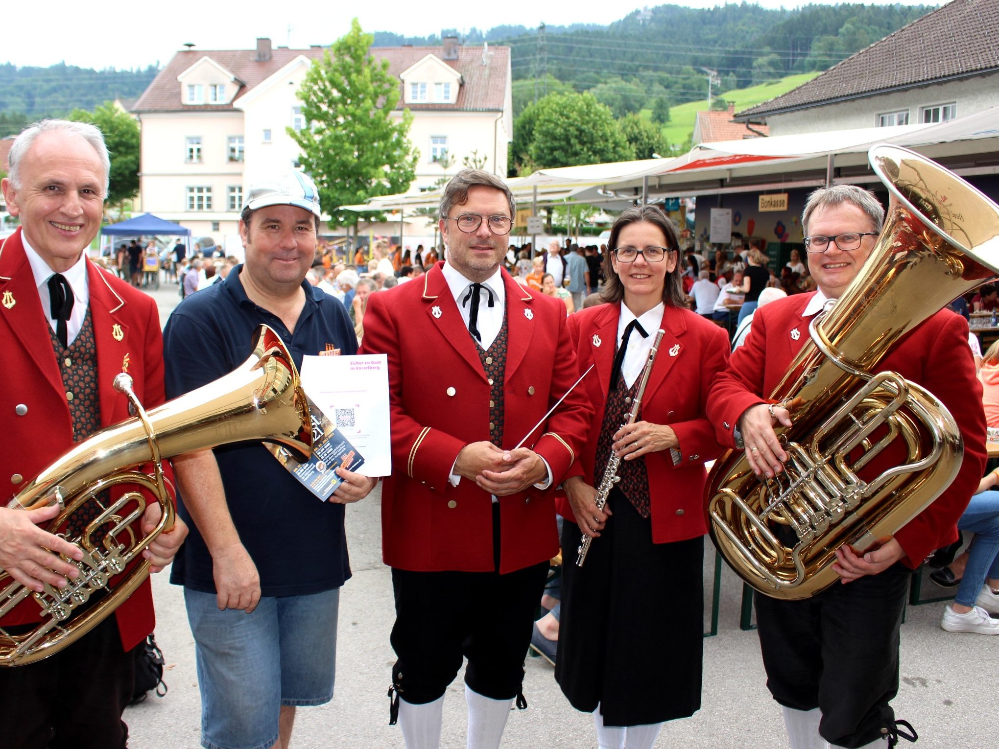 Sie freuten sich über ein bestens gelungenes kleines „Lochauer Dorffest“: Ehrenvorstand Wolfram Baldauf, Vizevorstand Achim Langegg, Kapellmeister Harald Schele sowie die Jugendreferenten Michaela und Michael Schmid.