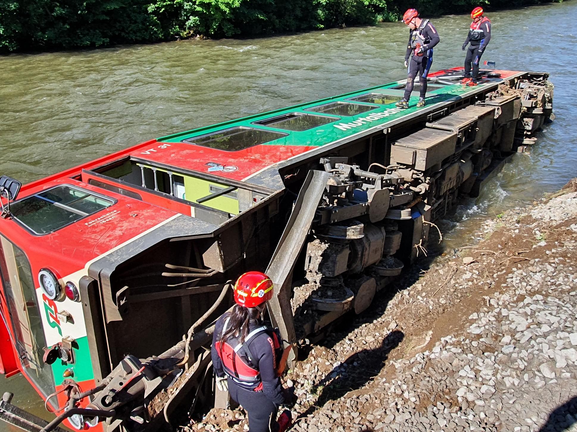 Entwurzelter Baum verlegte Gleise - Triebwagen stürzte in die Mur.