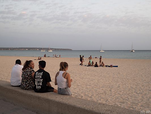 Jugendliche am Strand von Palma de Mallorca