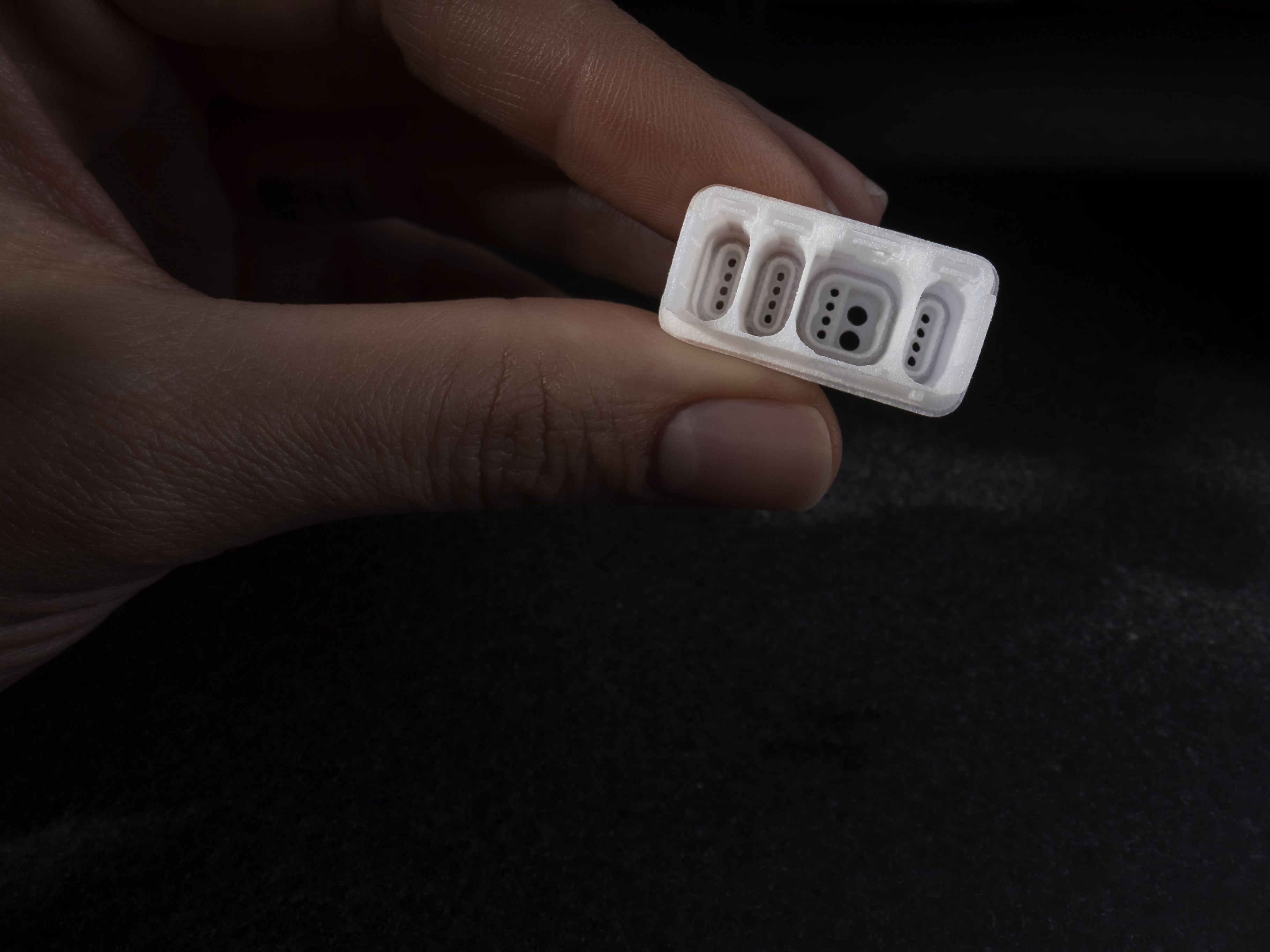 Der miniaturisierte Automotiv-Stecker zeigt die hohe Detailgenauigkeit von Selektivem Lasersintern in Fine Detail Resolution. Das High-Tech-Unternehmen 1zu1 realisiert mittels SLS-FDR Bauteile mit minimalen Wandstärken von 0,22 Millimetern im 3D-Druck.