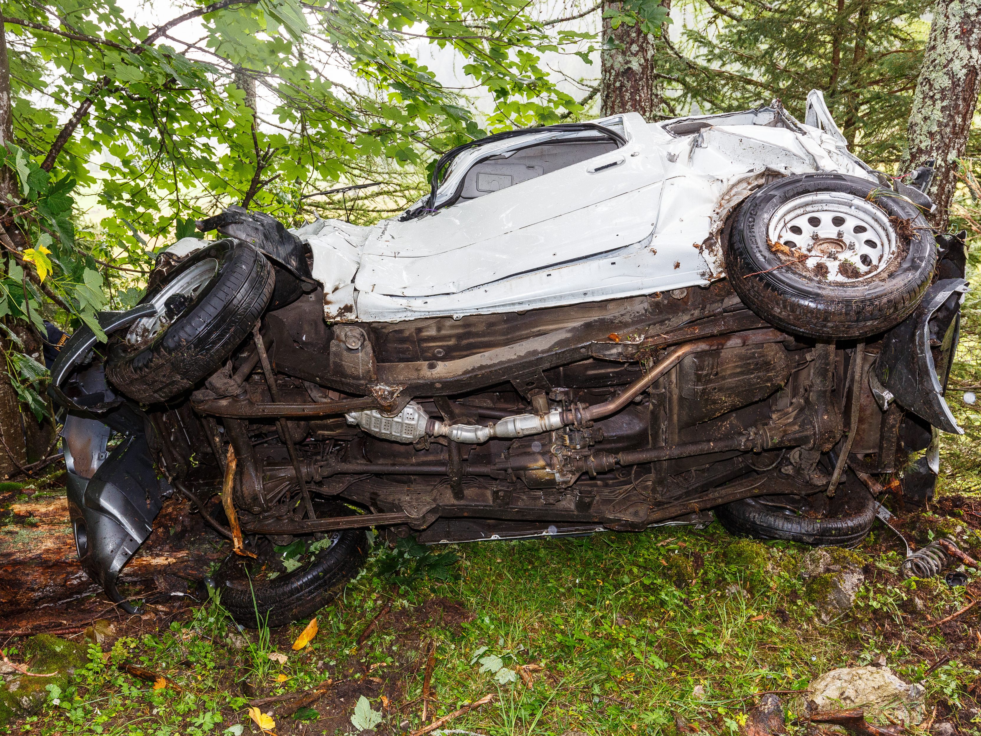 Das Fahrzeug stürzte etwa 100 Meter tief in den Wald ab.