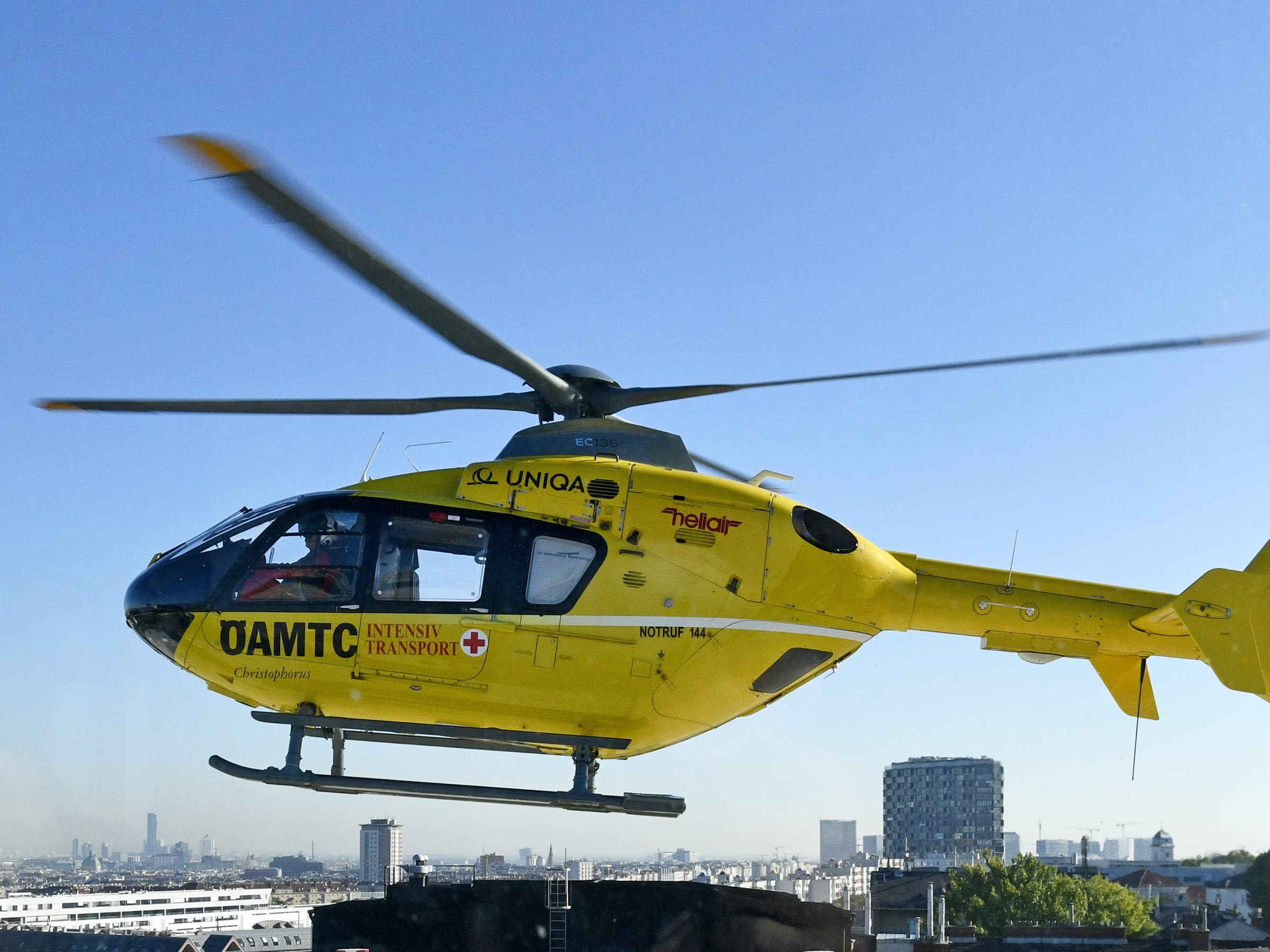 Der Mann wurde mit dem Rettungshubschrauber geborgen.
