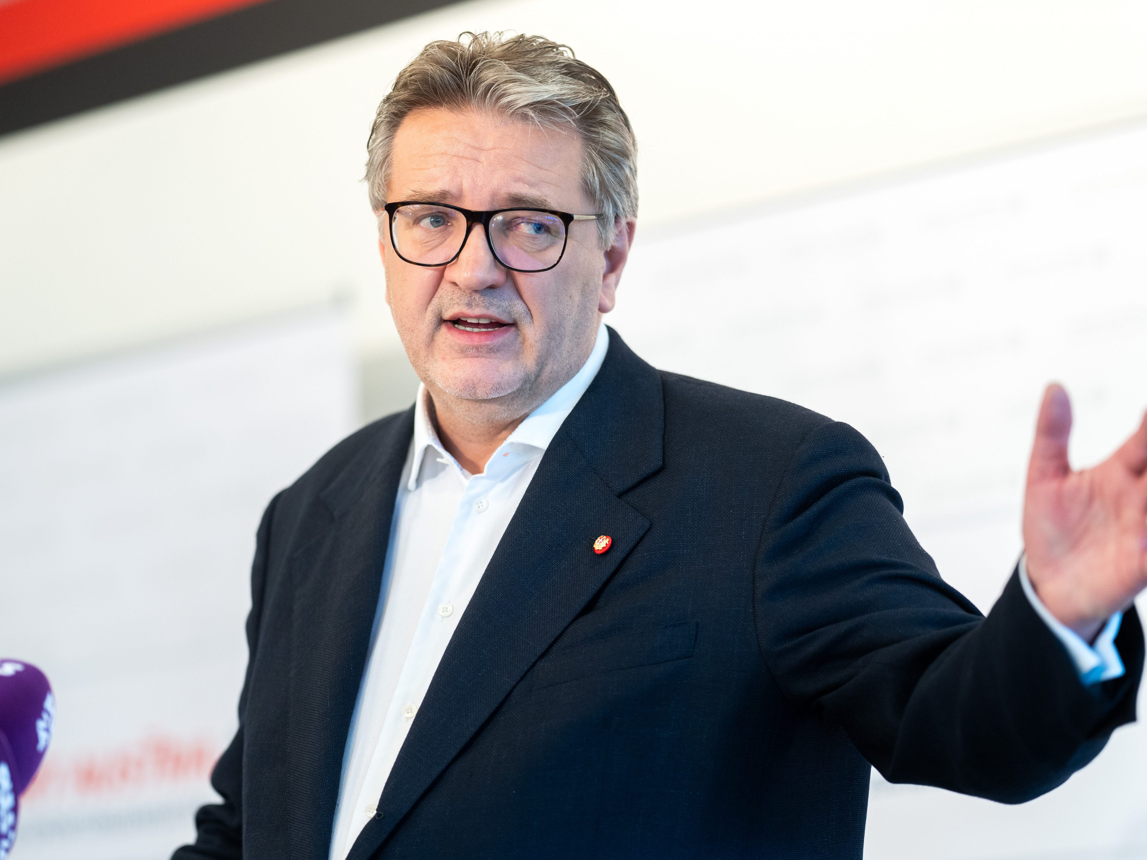 Peter Hacker fordert Maßnahmen für Ungeimpfte.