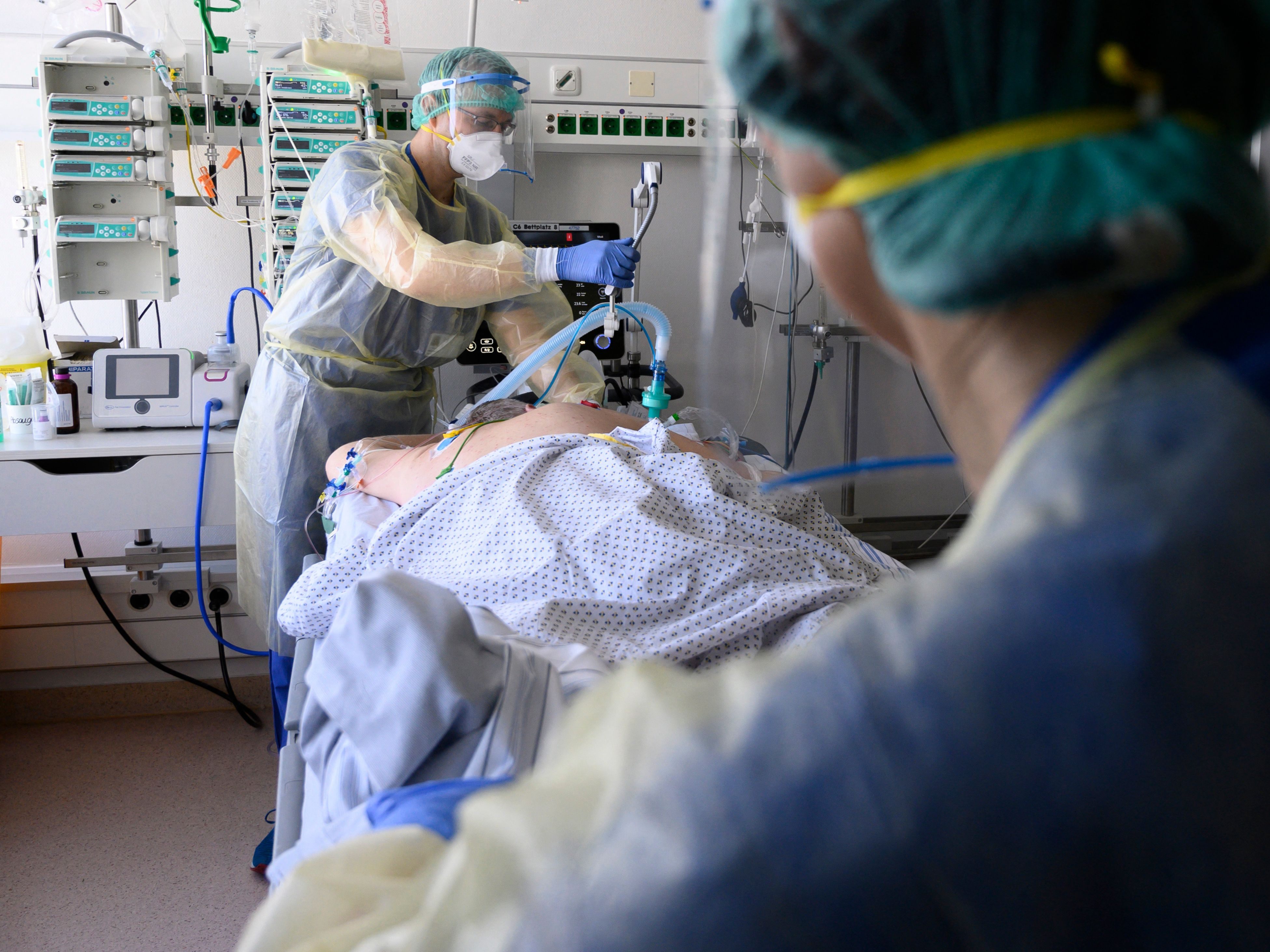 Bei Patienten, die mit einem schweren Verlauf der Erkrankung auf einer Intensivstation lagen, sei der Anteil der Menschen mit Langzeitfolgen der Studie zufolge noch höher.
