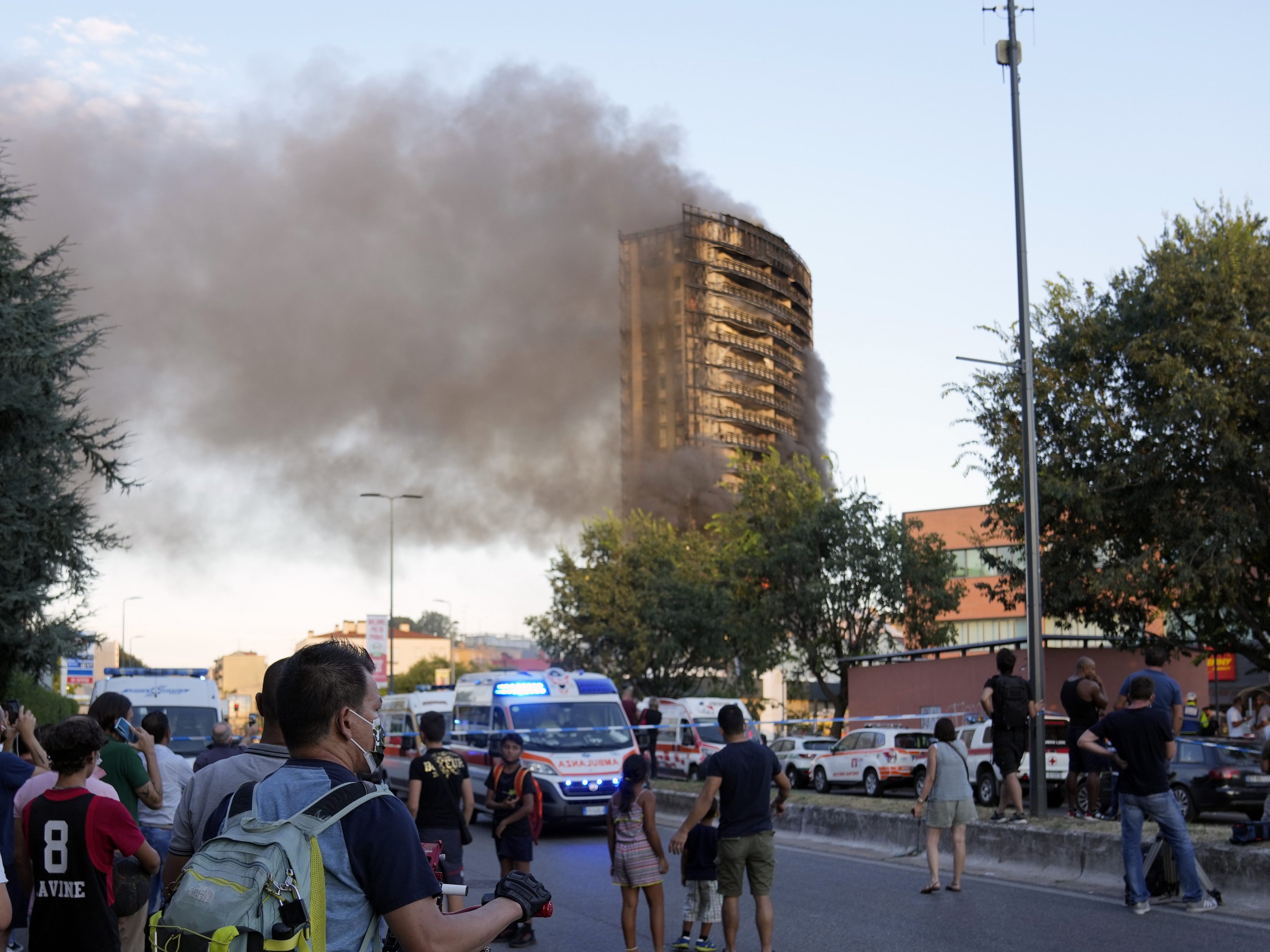Feuerwehr in 16-stöckigem Gebäude noch im Einsatz.