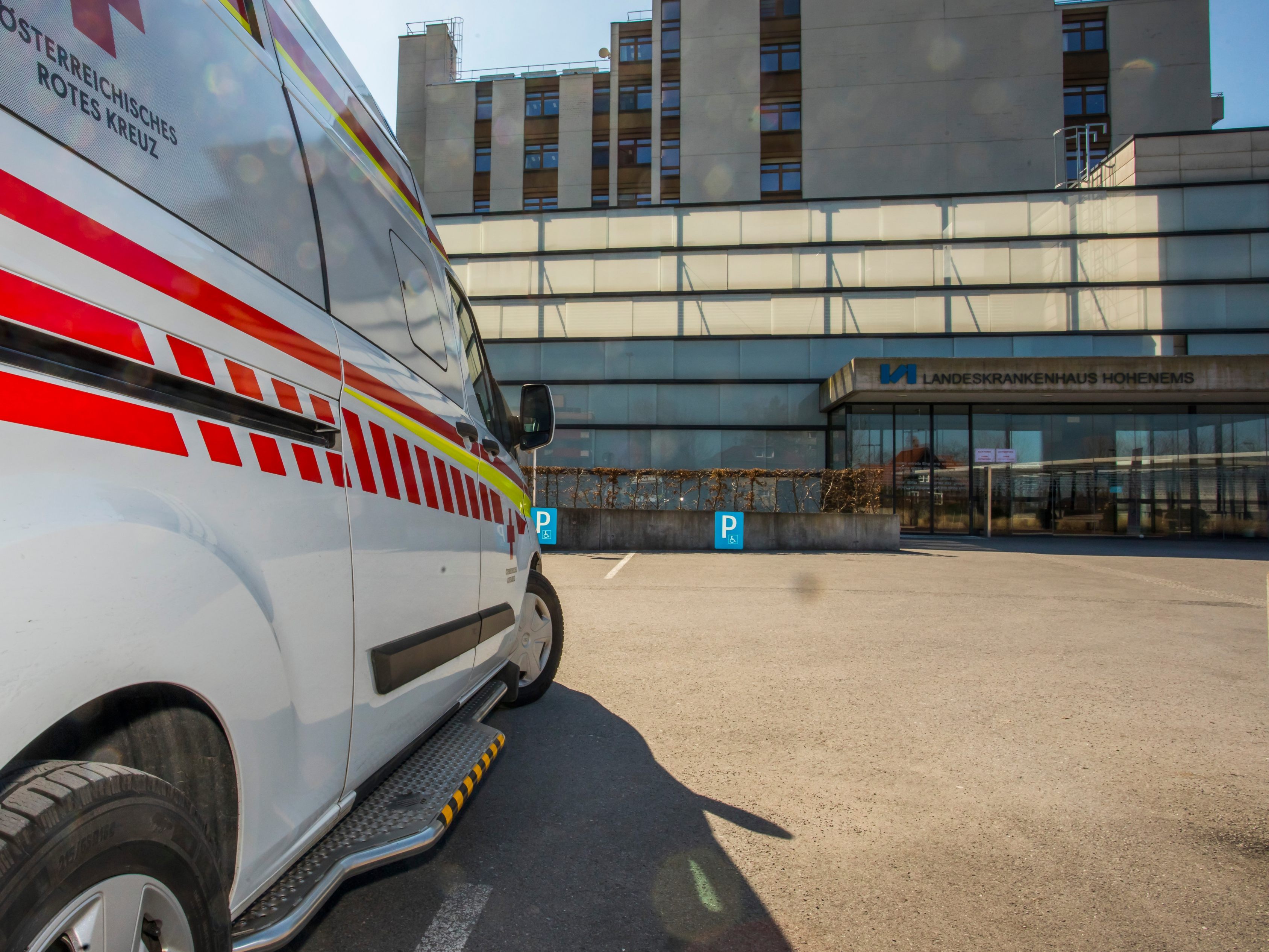Der 69-Jährige wurde mit mehreren Rippenbrüchen ins LKH Hohenems gebracht.
