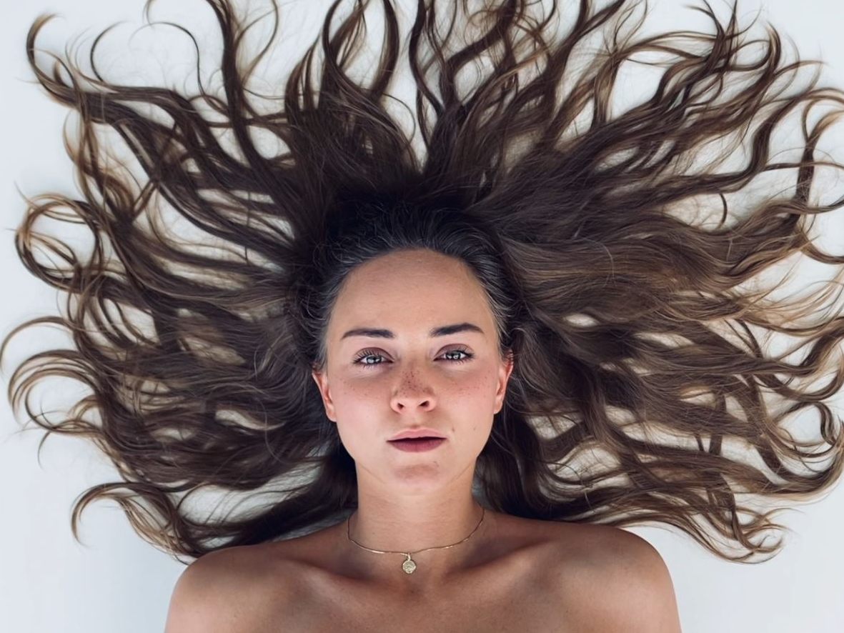 Laura Bilgeri präsentiert ihre Debüt-Single "Floating".