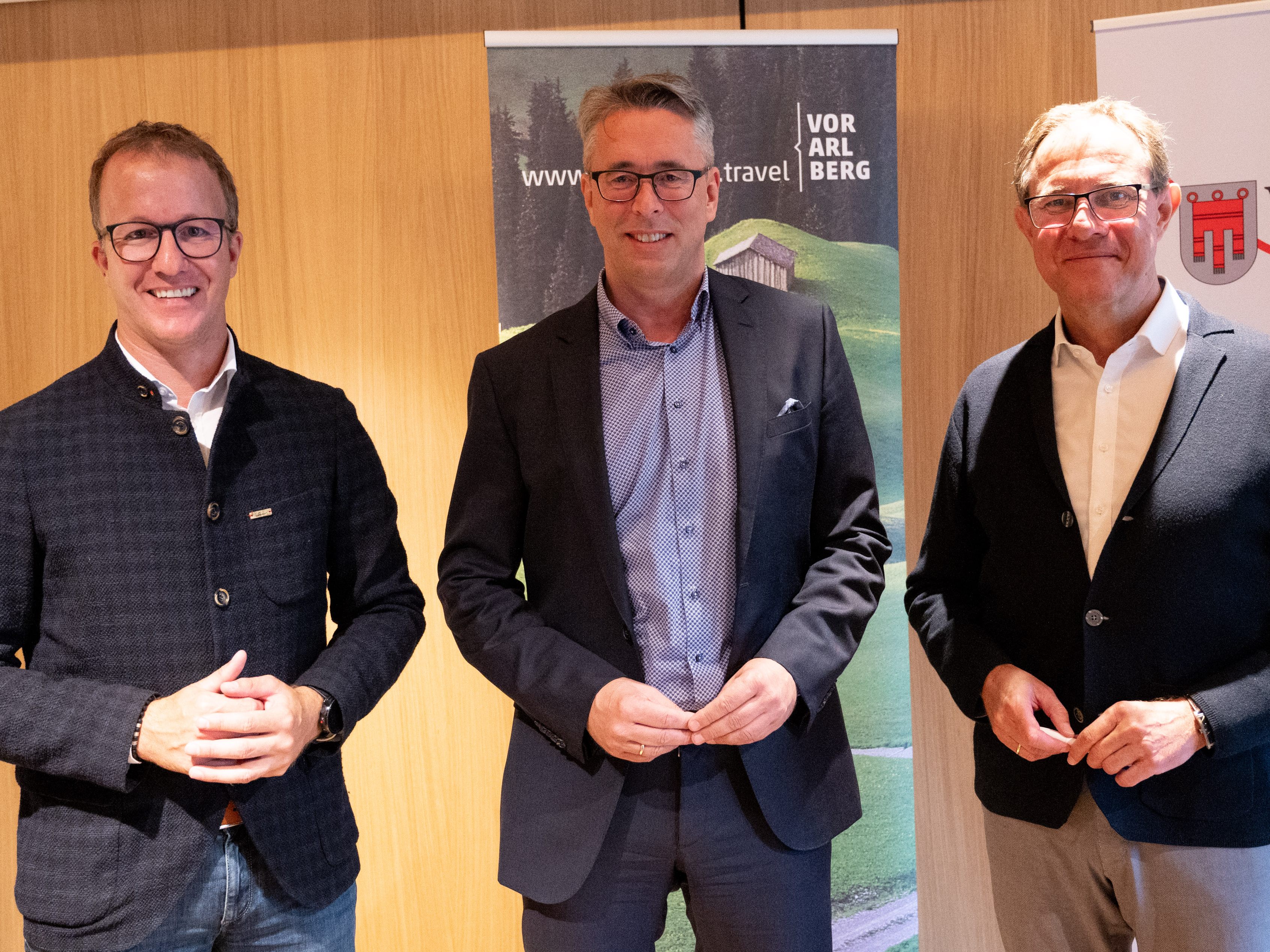 Landesrat Christian Gantner und Tourismusdirektor Christian Schützinger zogen eine positive Zwischenbilanz über die bisherige Sommersaison 2021 (im Bild v.l.: Landesrat Christian Gantner, Direktor Peter Heine (Hotel Schwärzler) und Tourismusdirektor Christian Schützinger)
