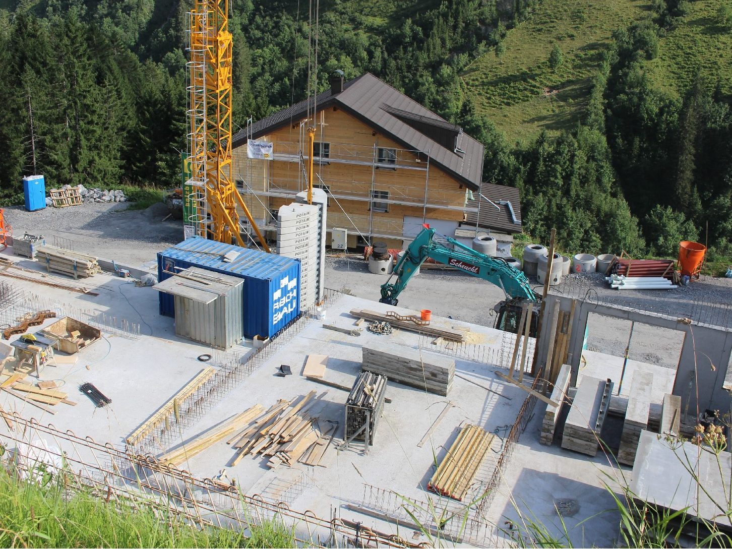 Zwischen Furkastraße und Fuchsloch (im Hintergrund) in Damüls entsteht im Bereich des Gasthofs Glöckle bis zur Saison 2022/23 die Anlage Alpenstolz mit mehr als 150 Betten.