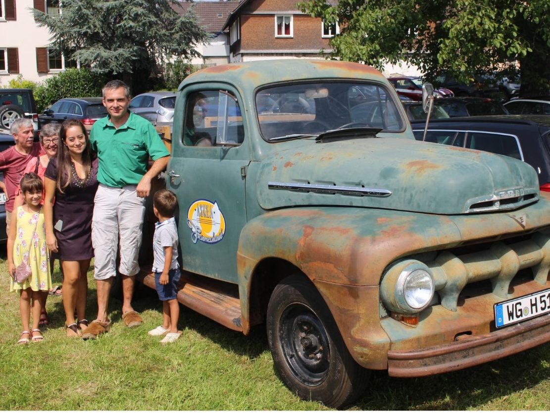 Stolz präsentiert Werner Steurer sein aktuelles Oldtimer-Projekt: den restaurierten Ford Pick-up, Baujahr 1951.