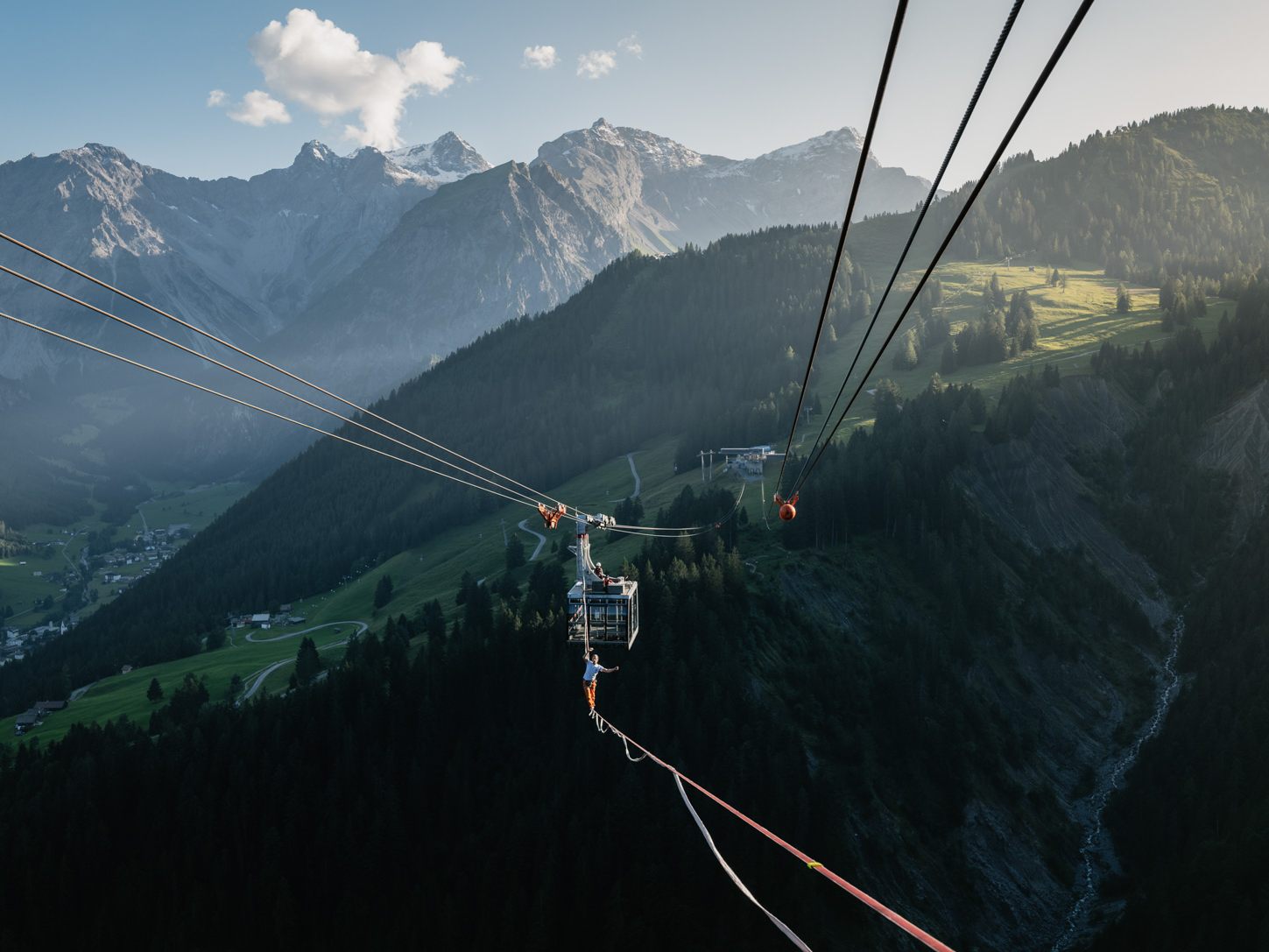 Drei Sportler knackten im Brandnertal den Slackline-Weltrekord.