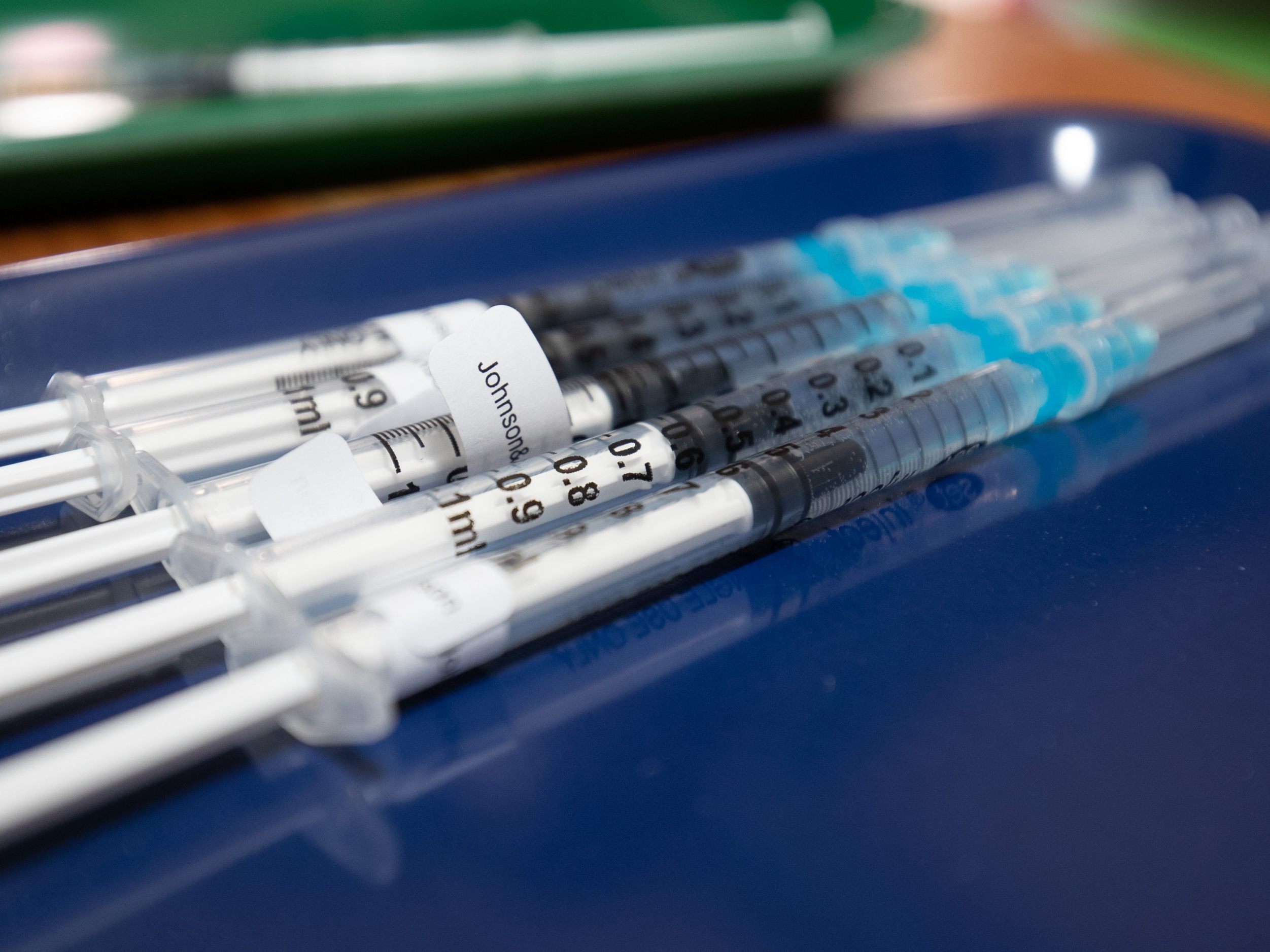 Impfspritzen mit dem Johnson-&-Johnson-Impfstoff