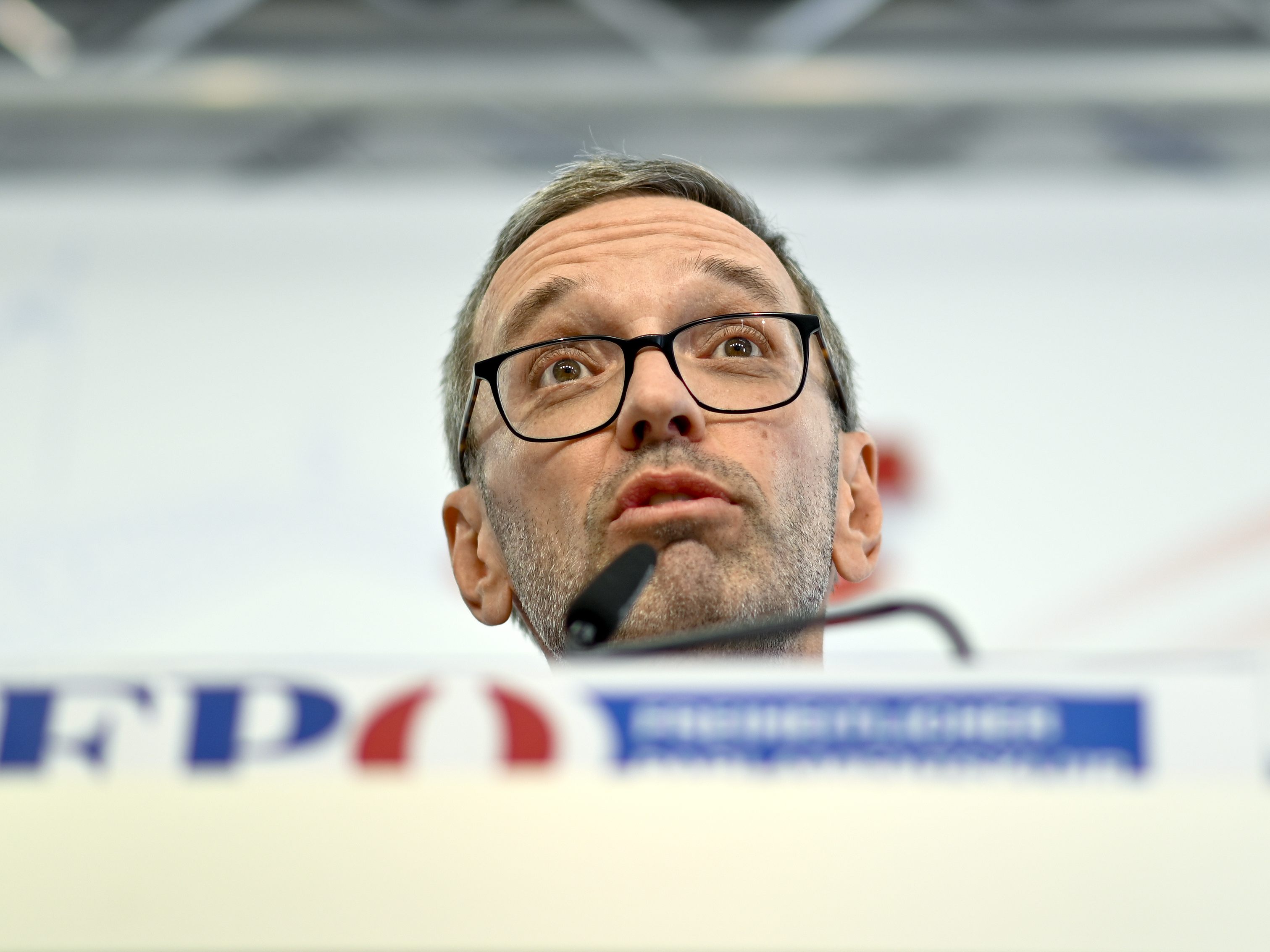 FPÖ-Chef Kickl schoss in einer Pressekonferenz scharf gegen die Bundesregierung.