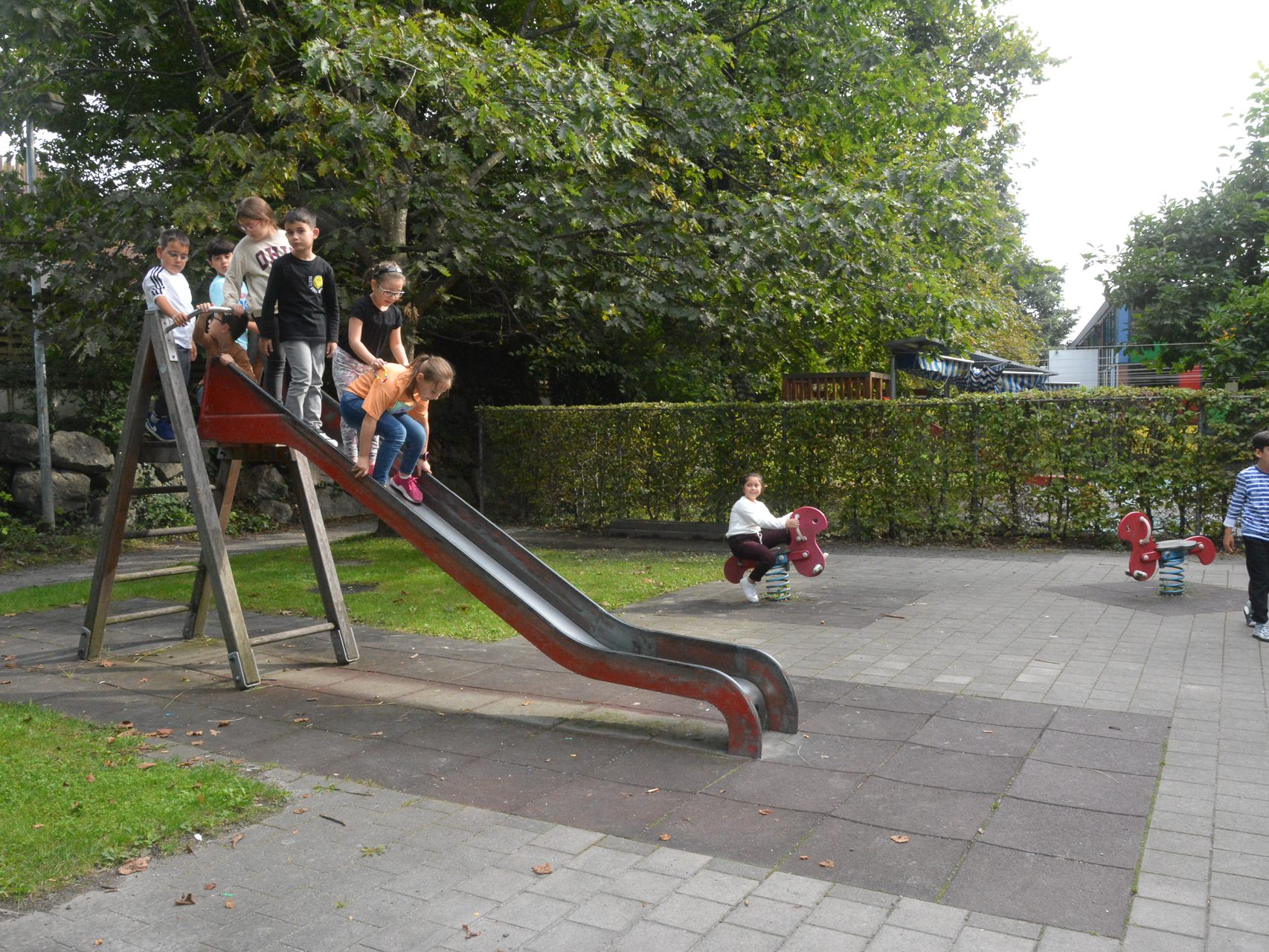 Der Spielplatz ist bereits voll. Doch in der Hannes-Grabher-Siedlung leben 88 Kinder, die einen Ort zum Verweilen brauchen.
