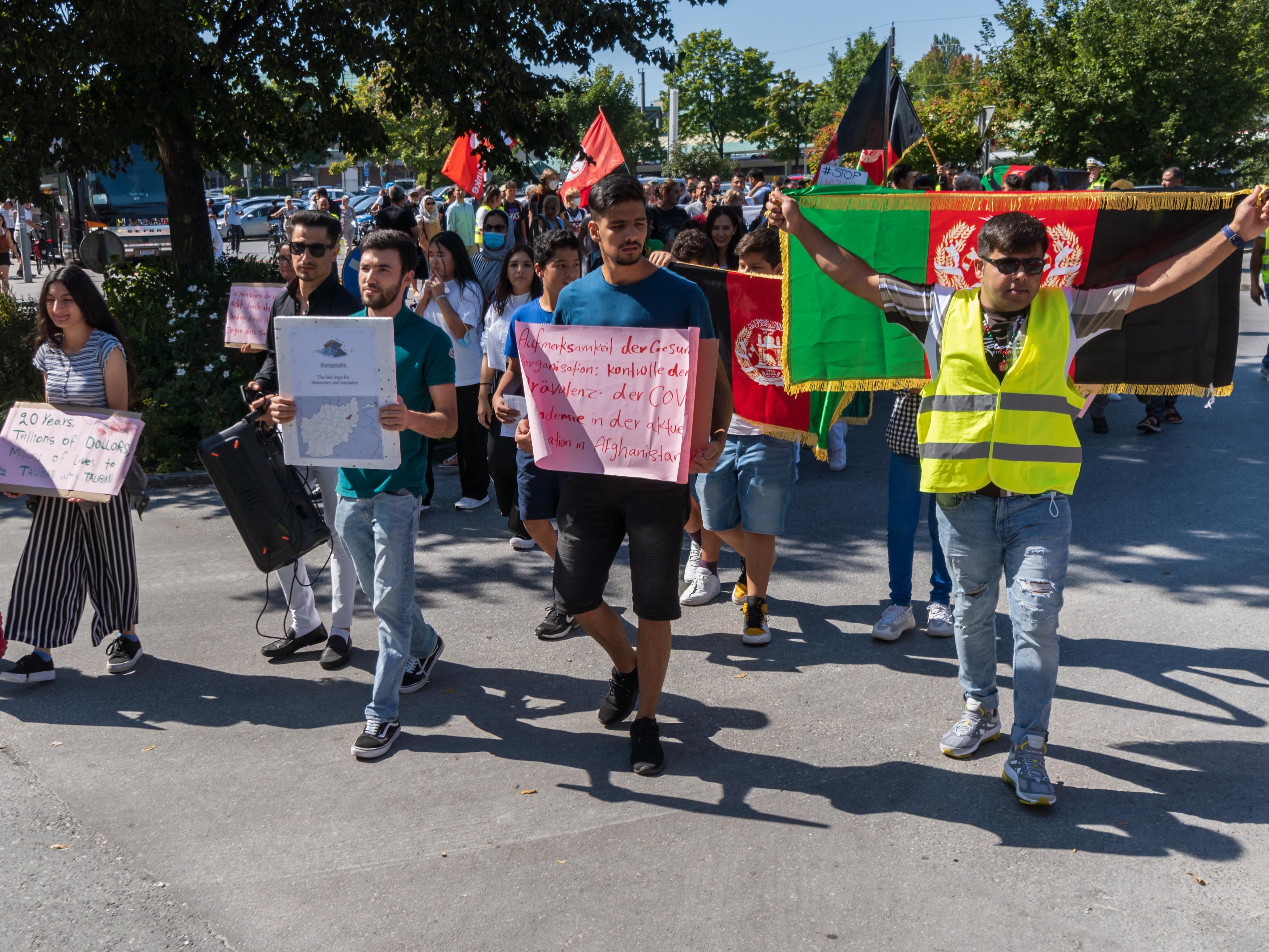 Die Teilnehmer der Demo schwenkten die afghanische Fahne und trugen Plakate.