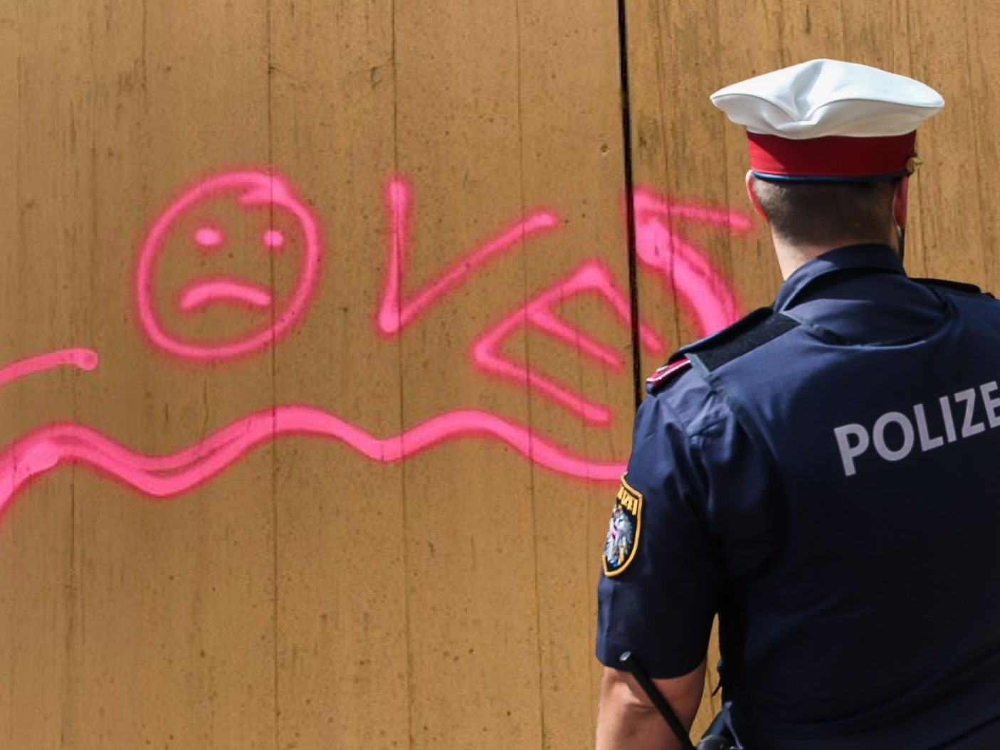 Die Polizei ist noch auf der Suche nach dem Täter.