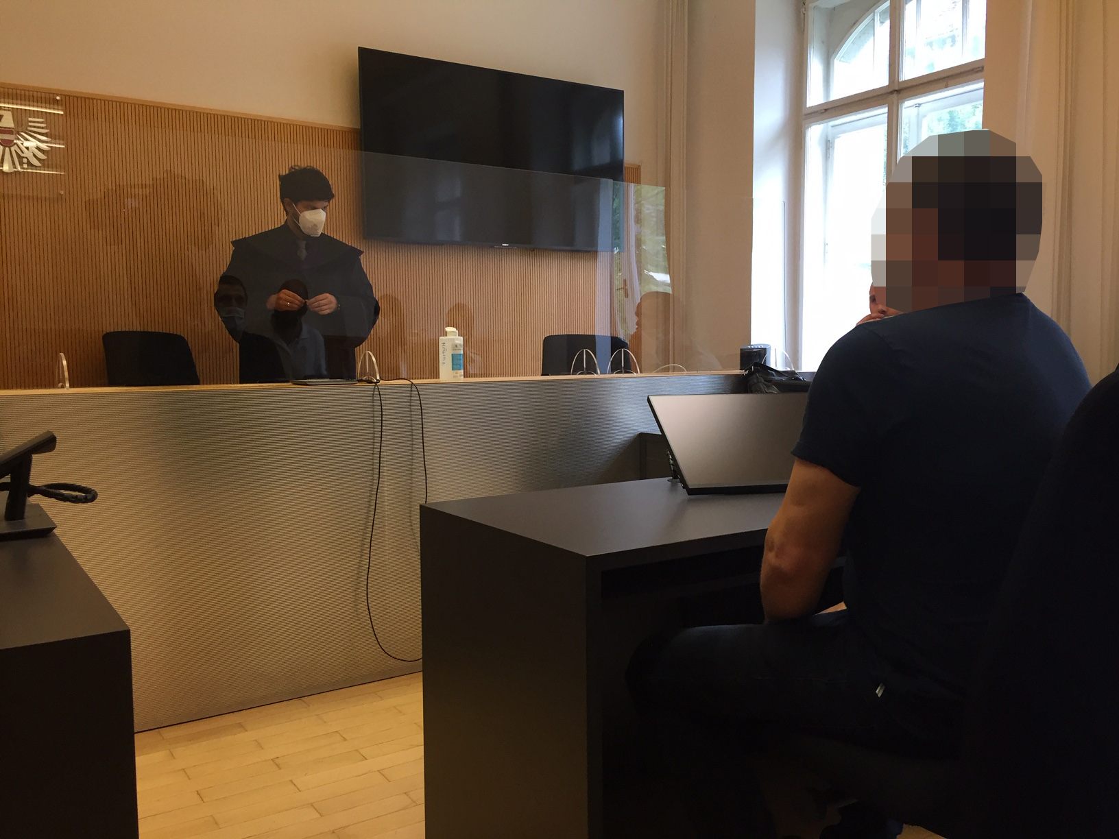 Er wurde zu einer Haftstrafe von drei Monaten auf Bewährung sowie zu einer unbedingten Geldstrafe von 2.880 Euro verurteilt.