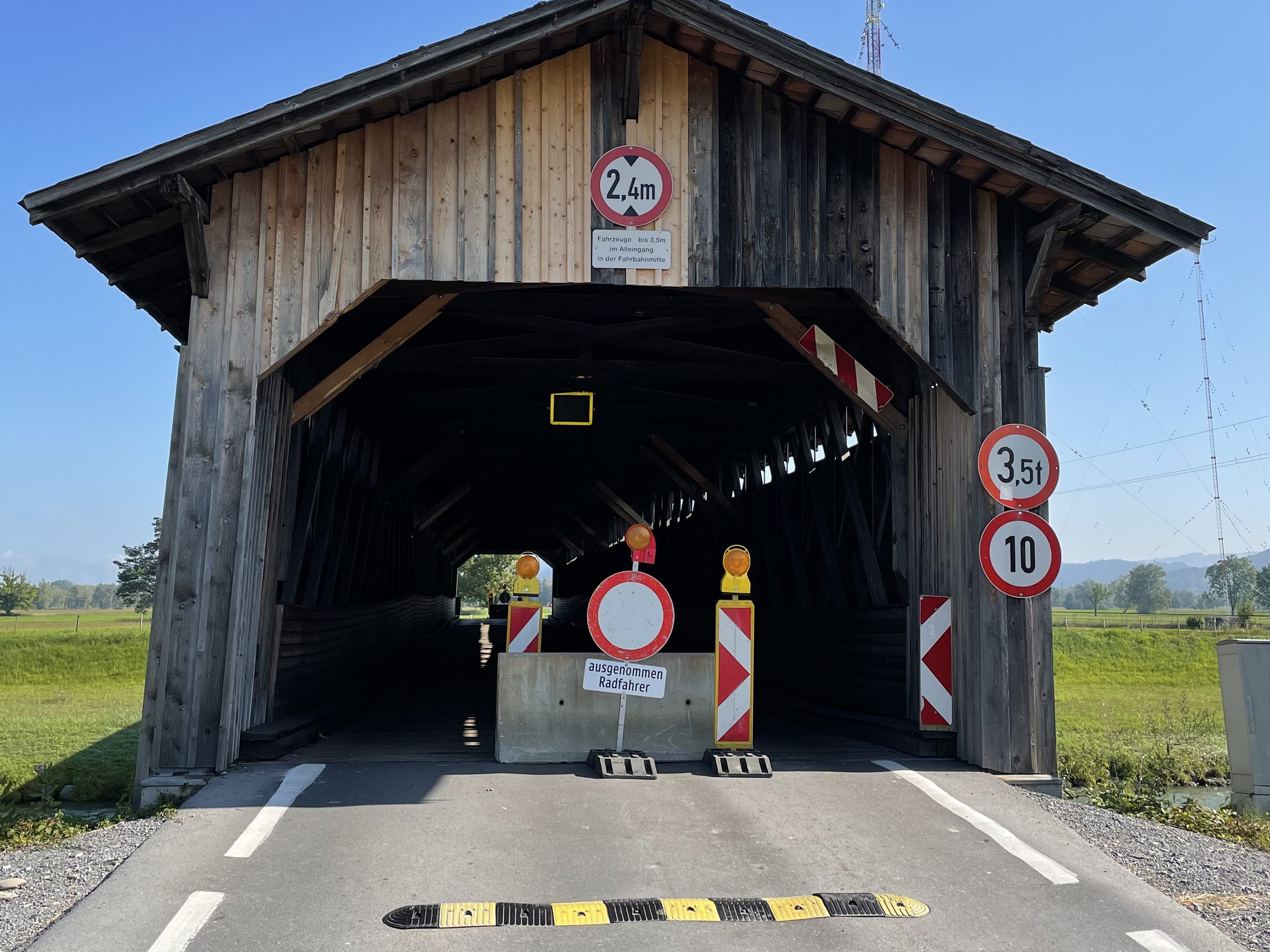 Radfahrer dürfen die Senderbrücke noch benutzen, der motorisierte Verkehr nicht.