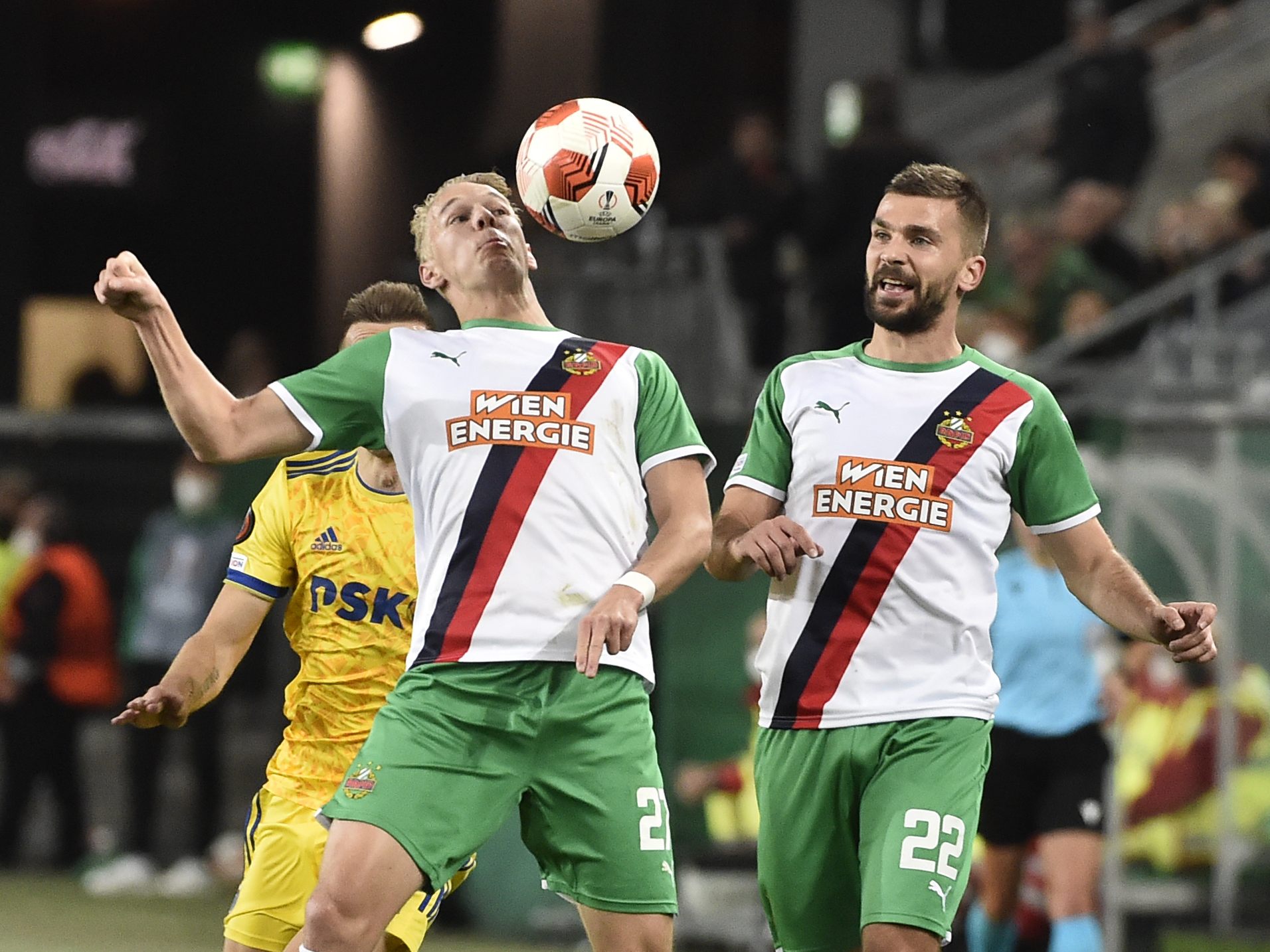 Grüll (l.) leitete mit seinem Führungstreffer den Rapid-Erfolg ein.