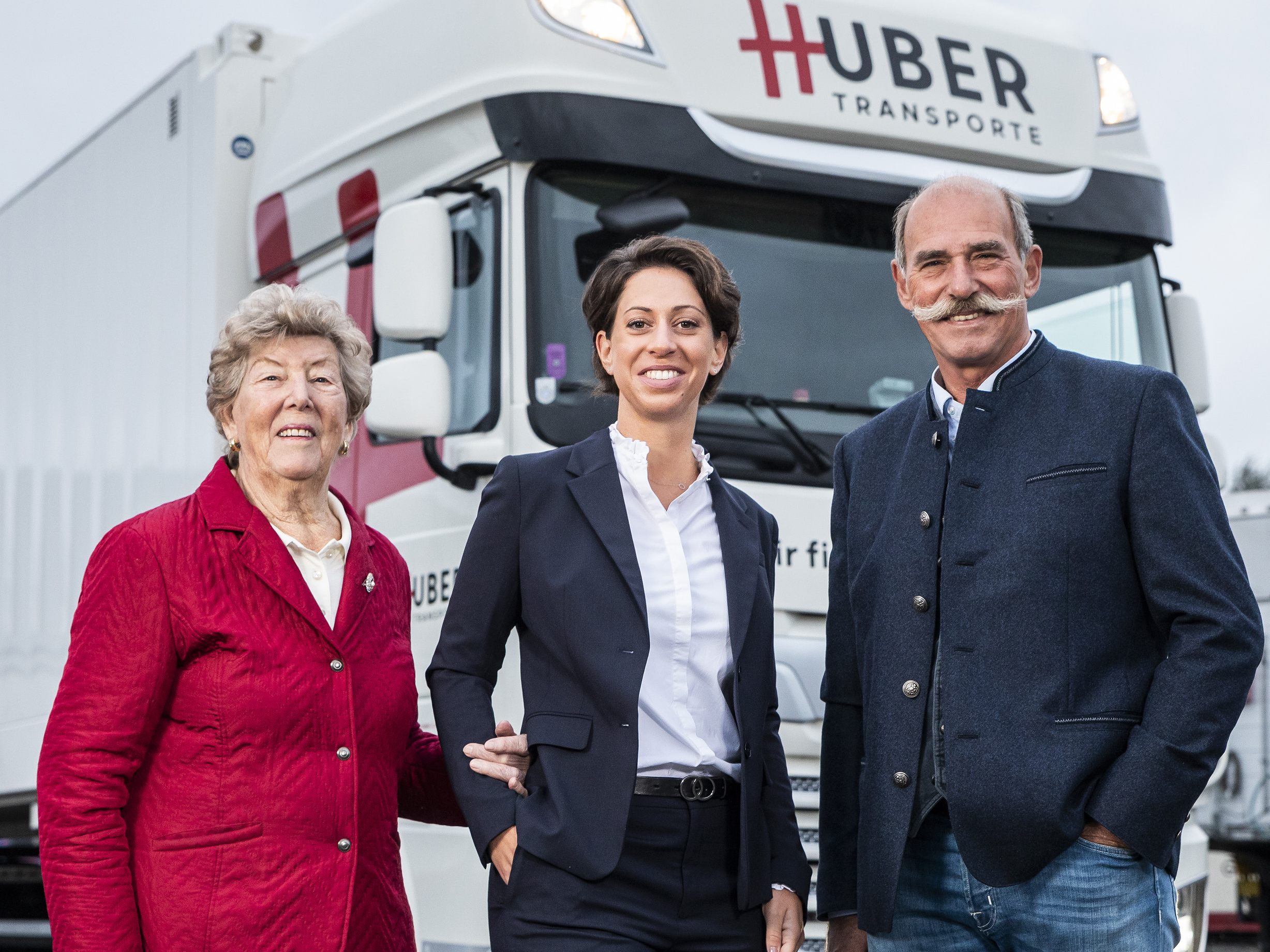 Drei Generationen Huber Transporte: Sabrina Huber mit ihrem Vater Peter und ihrer Großmutter Emmi.