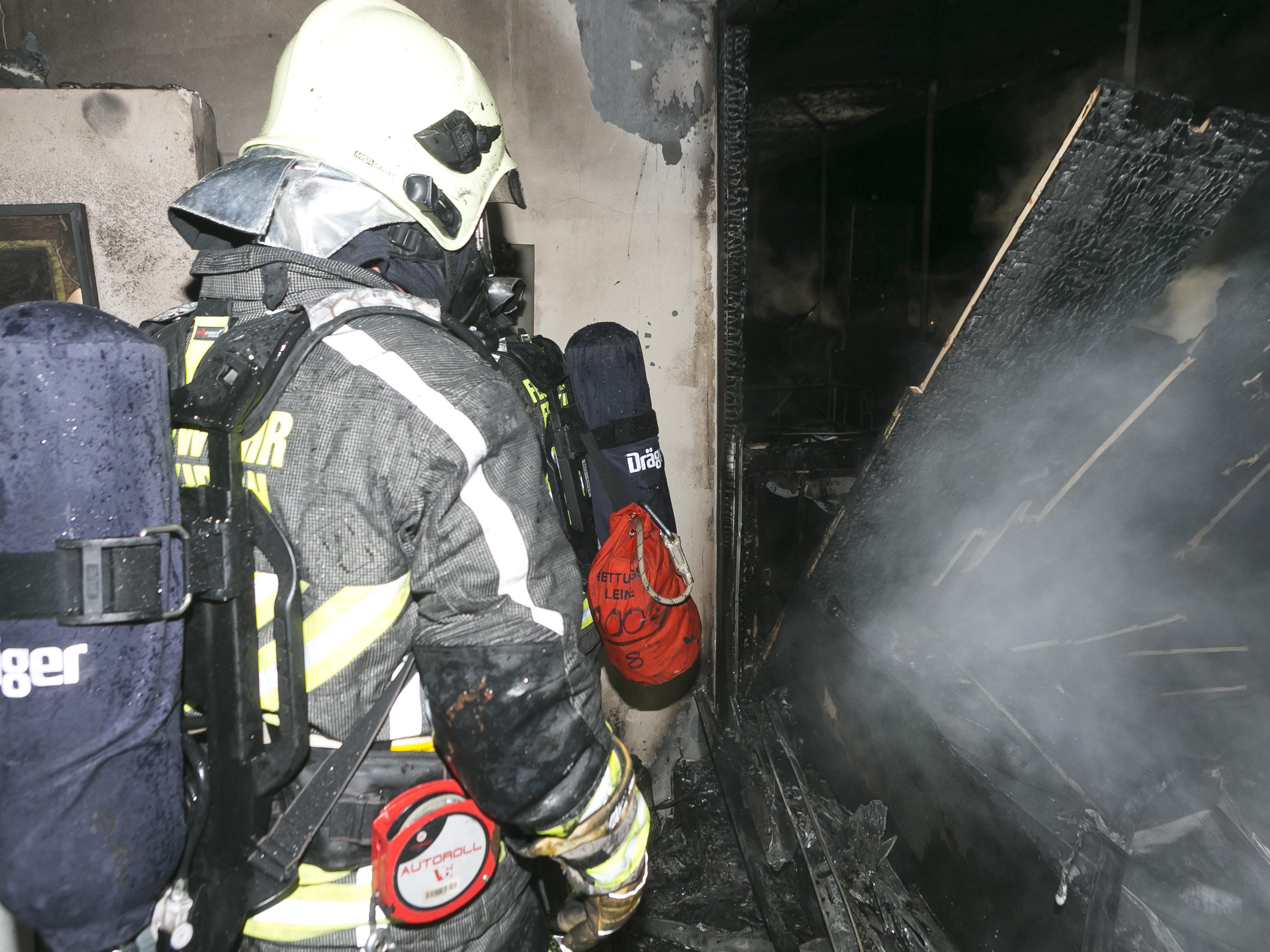 Das Feuer entfachte auf einem Balkon, wo es sich dann über vier Wohnungen ausbreitete.