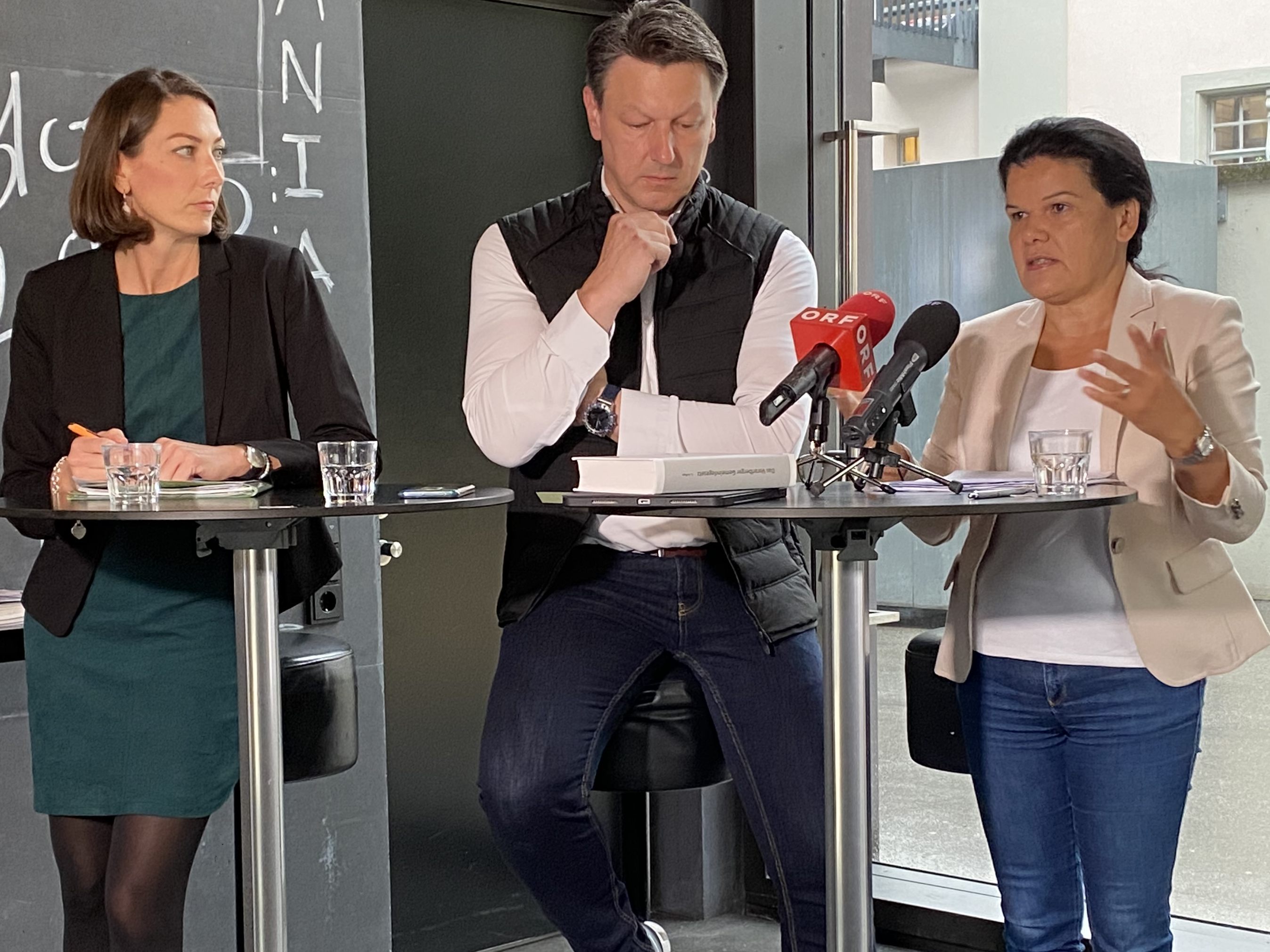 Veronika Marte (ÖVP), Alexander Moosbrugger (NEOS) und Sandra Schoch (Grüne) fordern lückenlose Aufklärung. (v.l.n.r.)