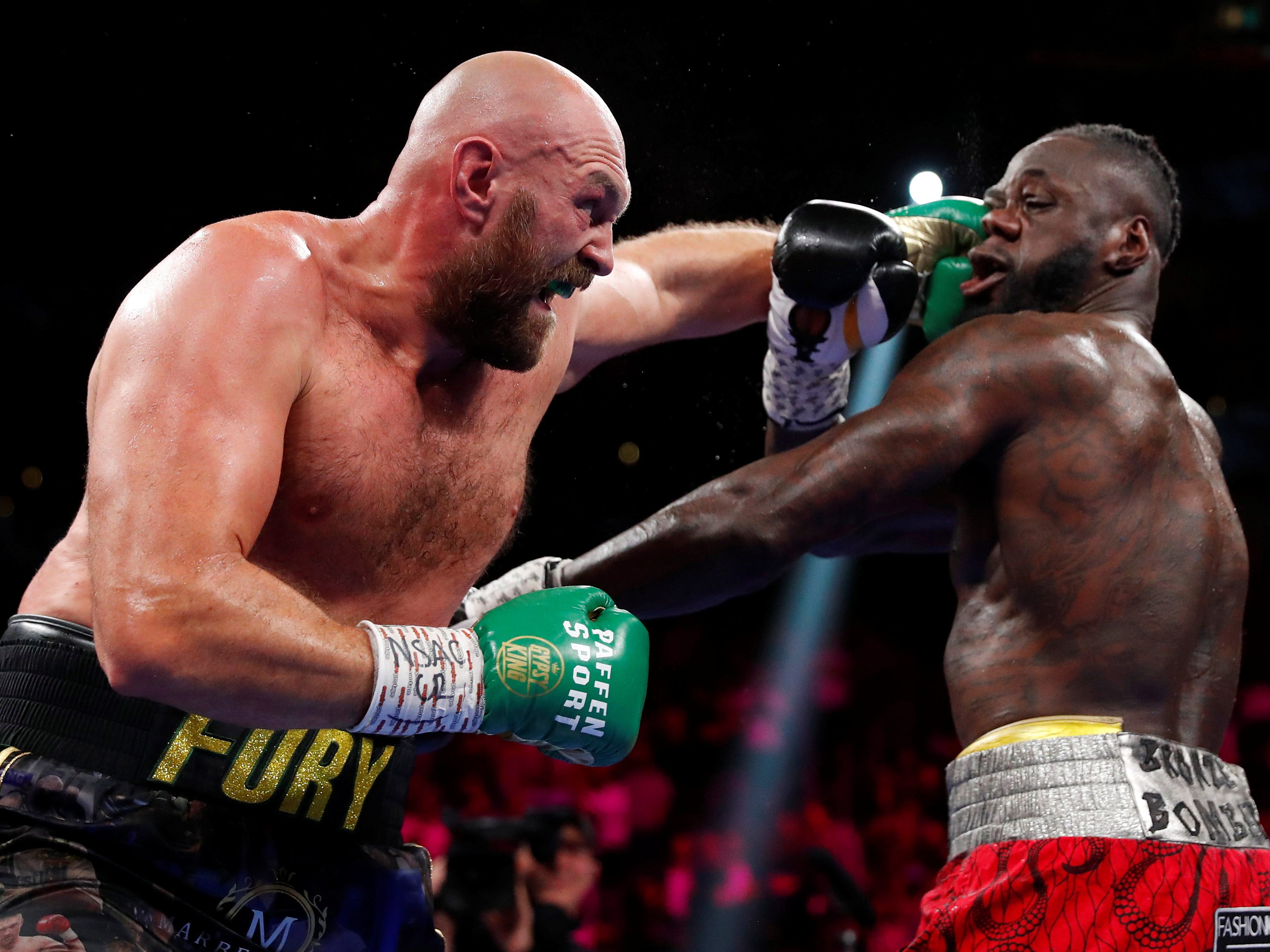 Kräftezehrender Kampf von Tyson Fury (l.) gegen US-Amerikaner Deontay Wilder (r.), der vier Mal zu Boden ging.