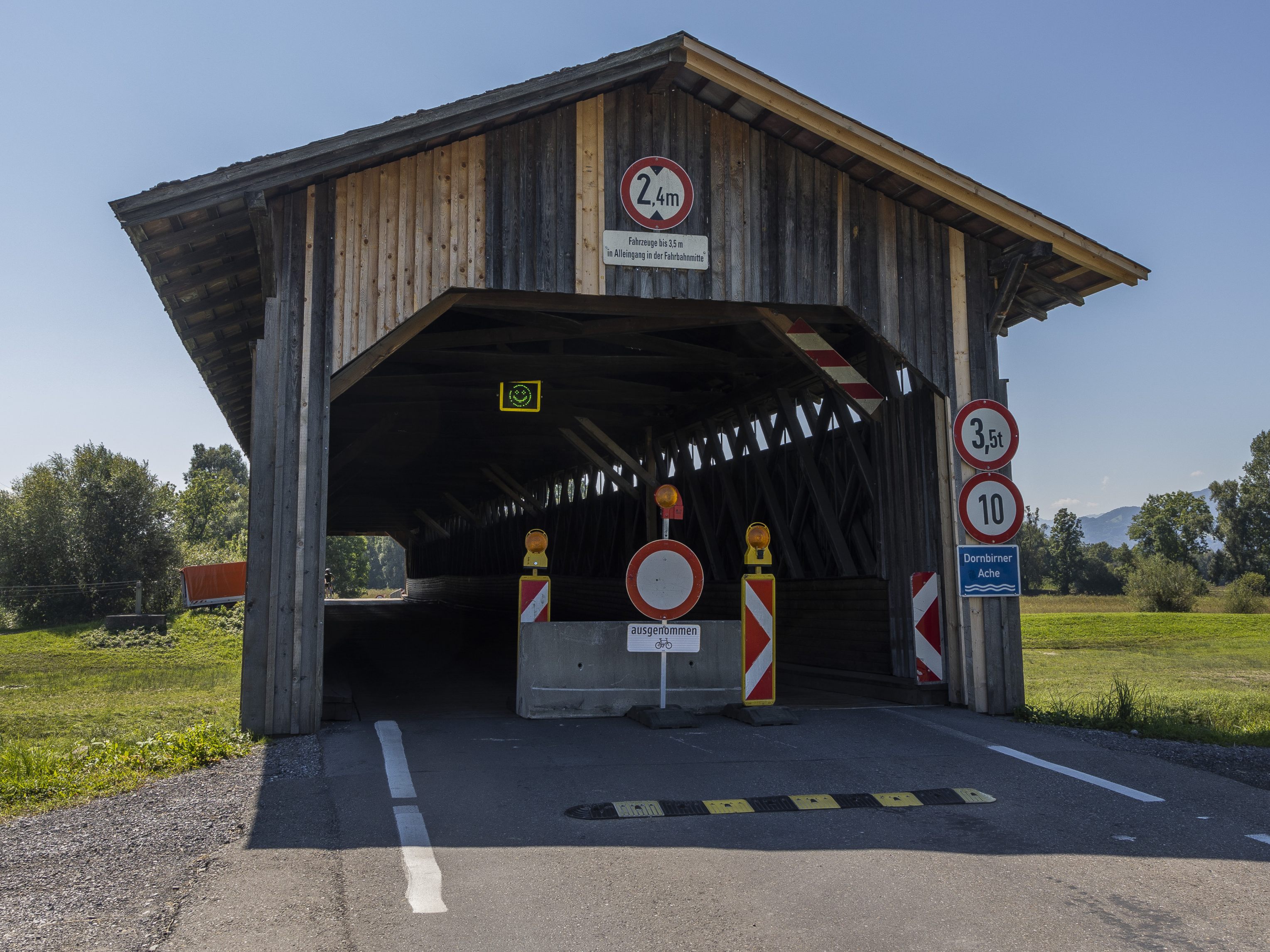 Die denkmalgeschützte Holzbrücke ist für den motorisierten Verkehr gesperrt.
