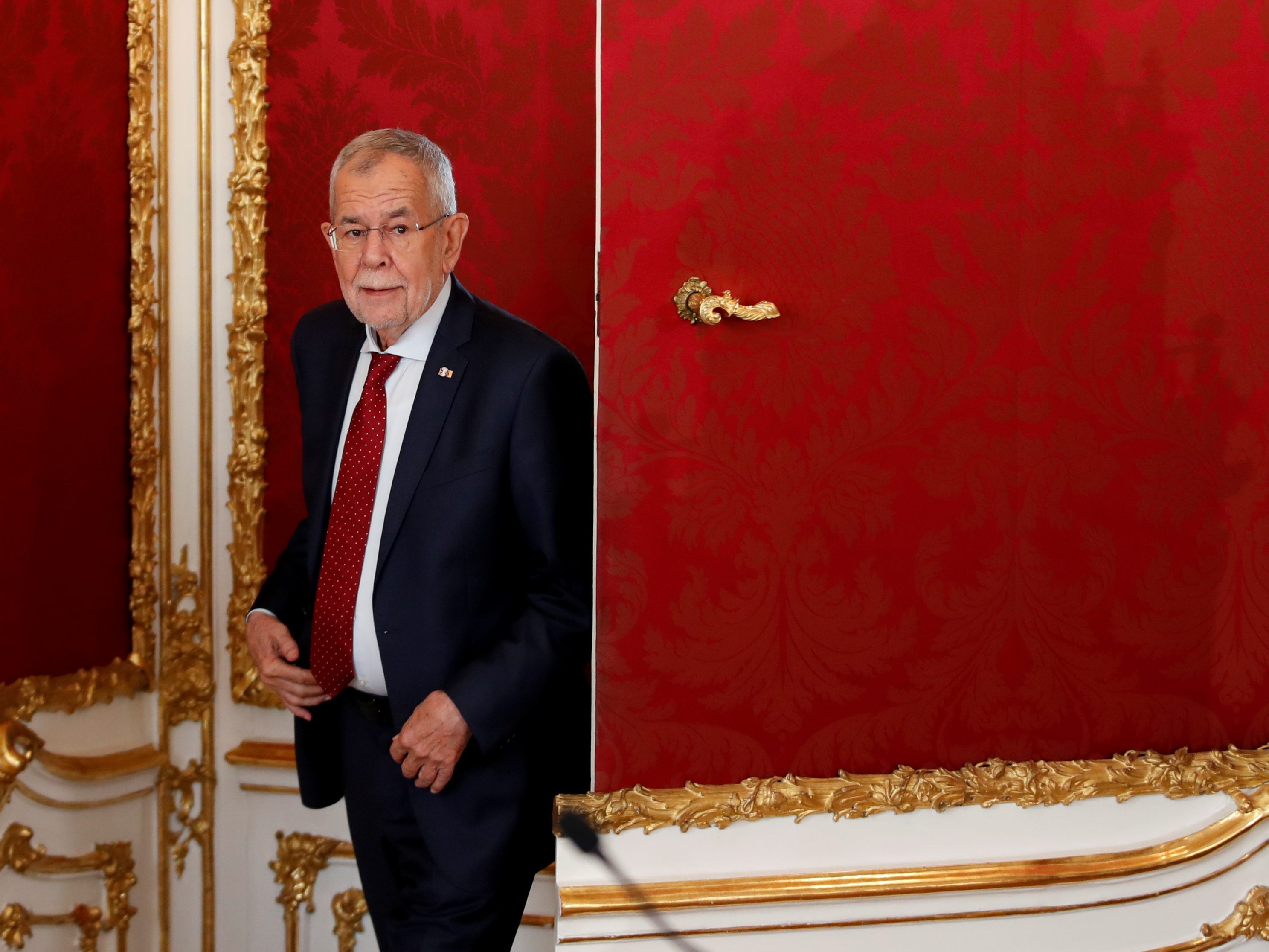 Eine positive Corona-Testung einer Mitarbeiterin führt zu Homeoffice für Alexander Van der Bellen.