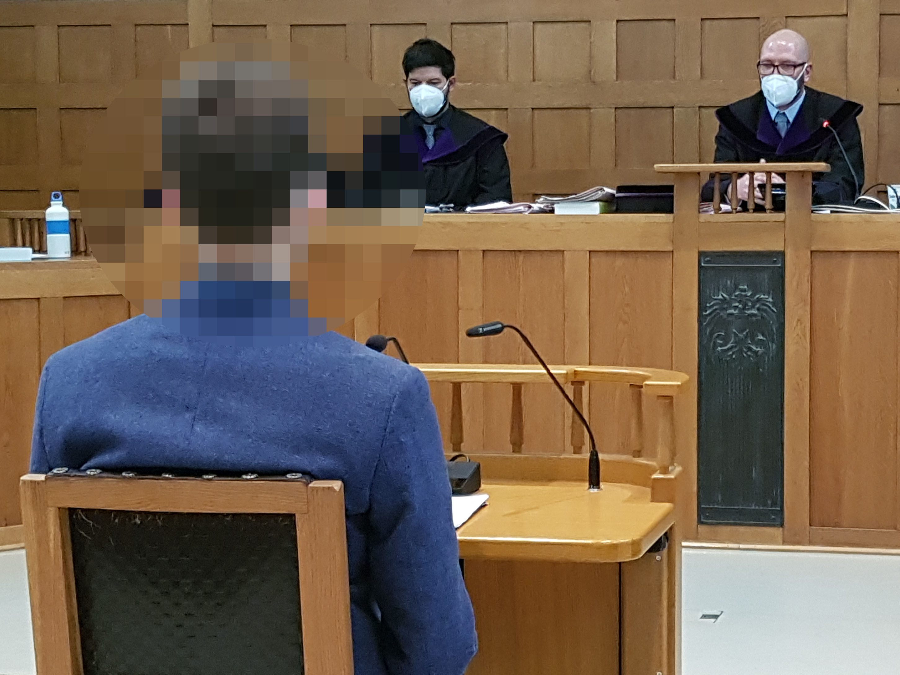 Ein 34-jähriger Ex-Lehrer wegen nationalsozialistischer Wiederbetätigung zu neun Monaten bedingter Haft plus 1200 Euro unbedingter Geldstrafe verurteilt.