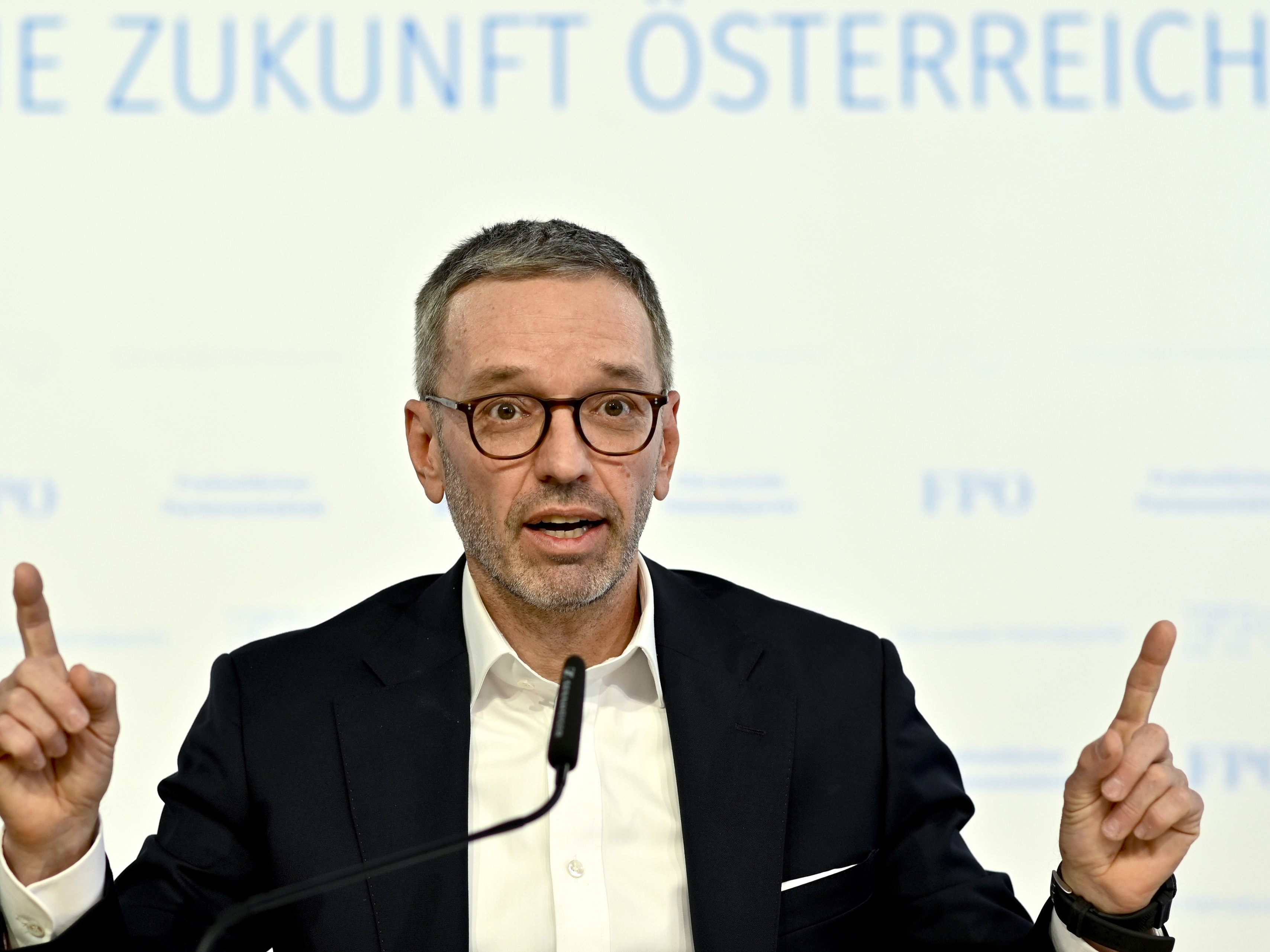 Herbert Kickl ist über das Corona-Management nicht begeistert.