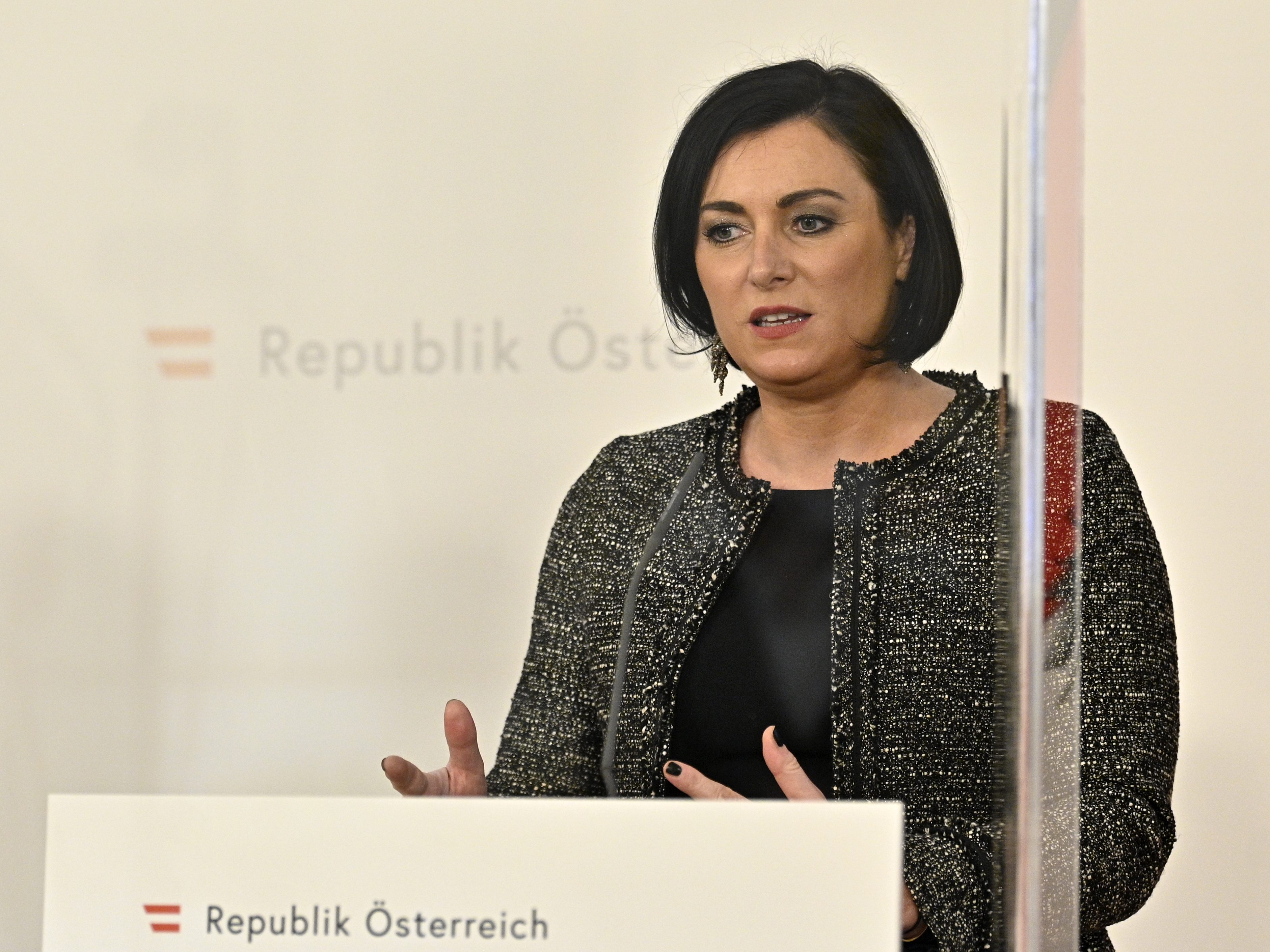Köstinger kritisiert "mutwillige Impfverweigerer" scharf.