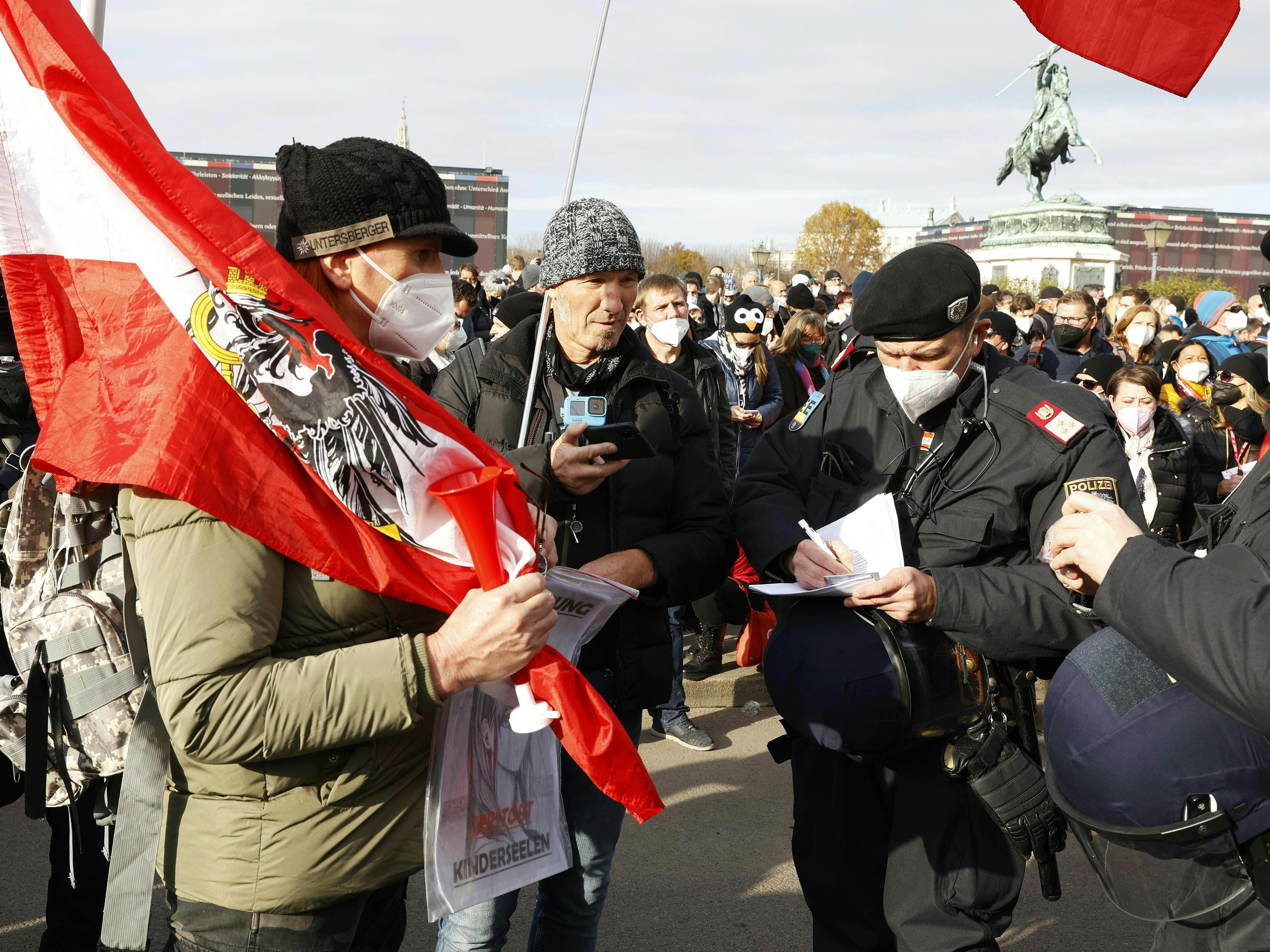 Polizeibeamte während einer Demonstration gegen die Corona-Maßnahmen am Samstag, 20. November 2021, in Wien.