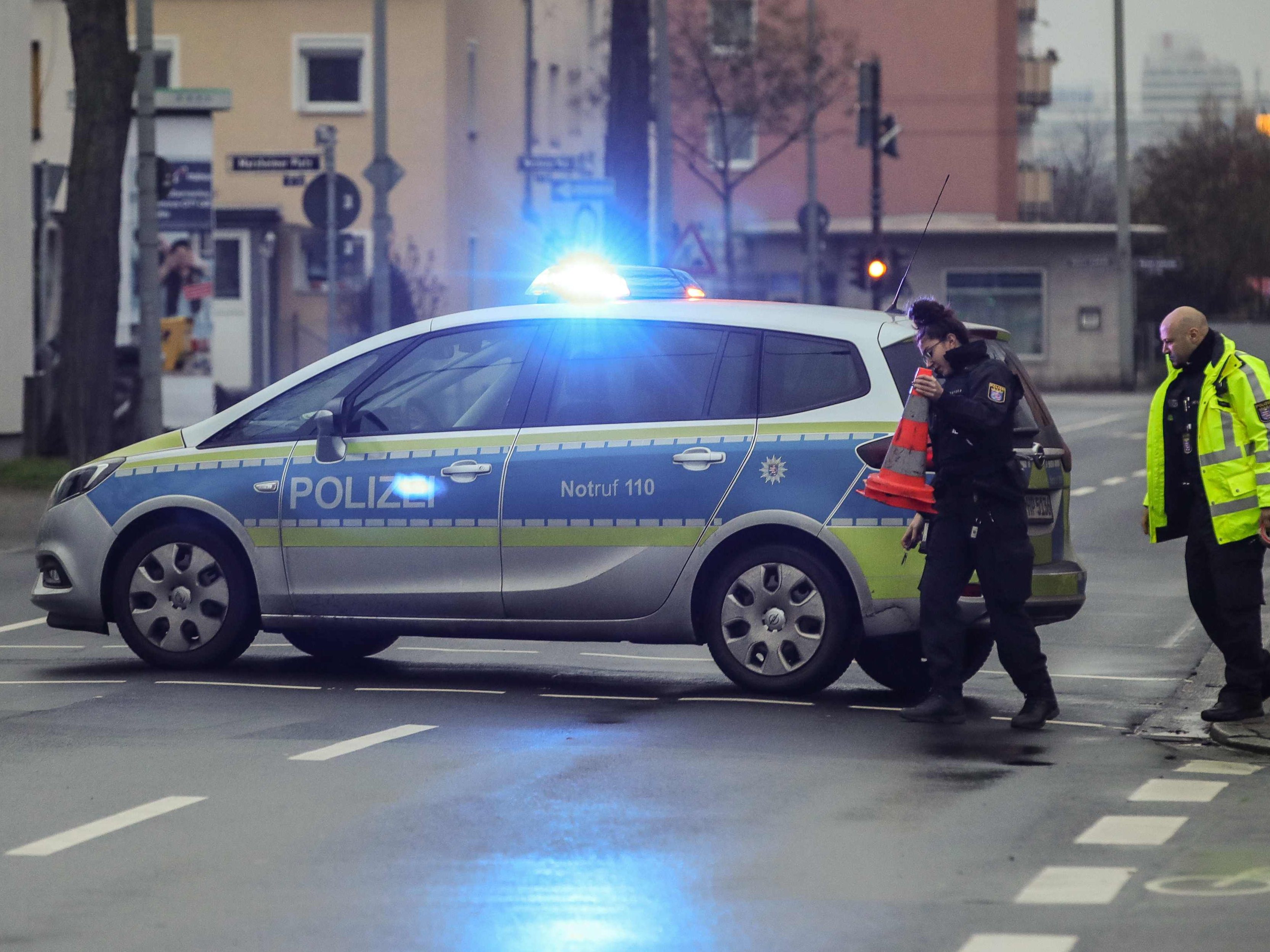 Zwei Berliner Polizisten fanden die Leiche eines russischen Diplomaten vor der russischen Botschaft in Berlin.