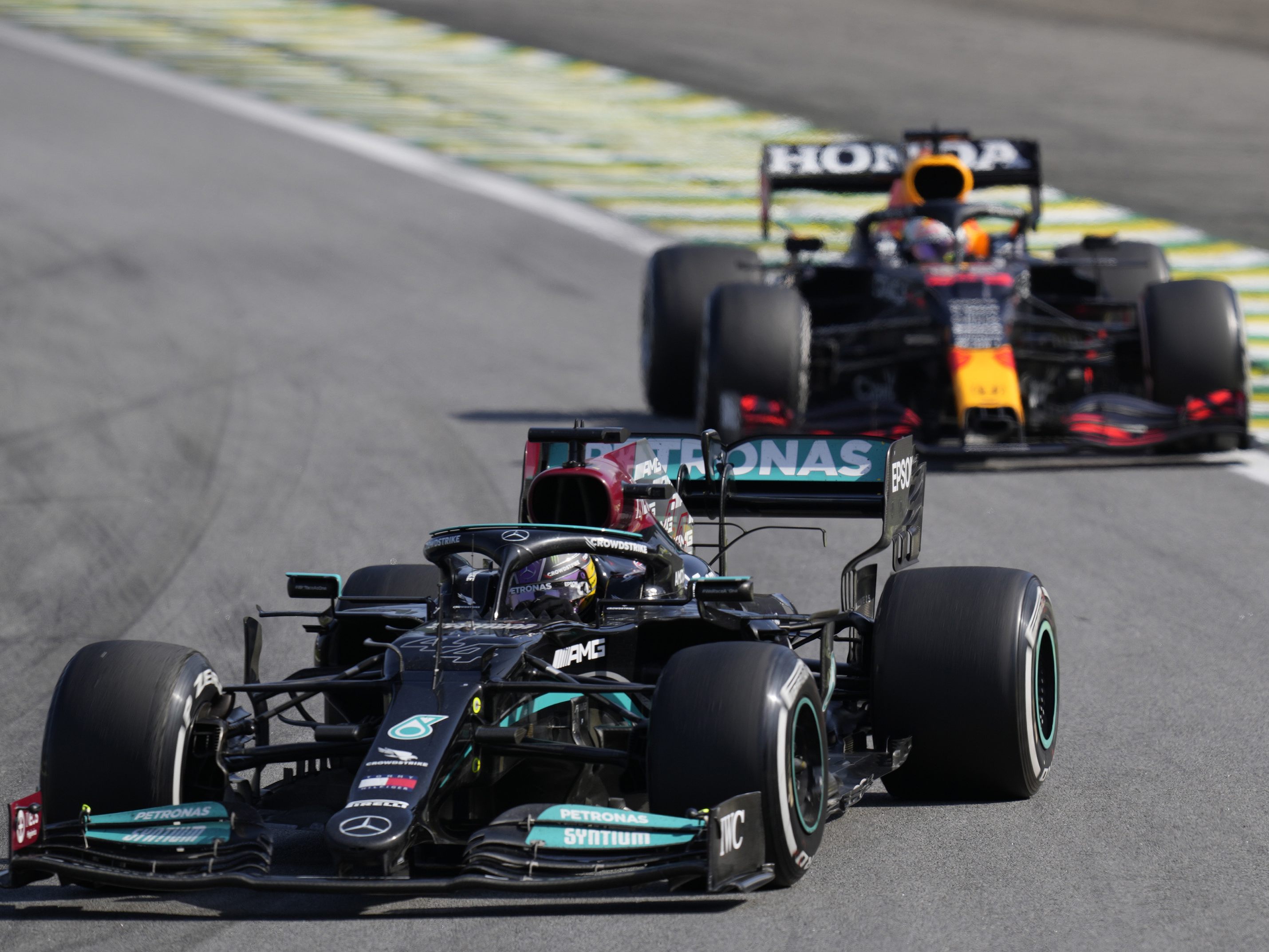 Lewis Hamilton verkürzte mit dem Sieg in Brasilien den Rückstand auf Verstappen auf 14 Punkte.