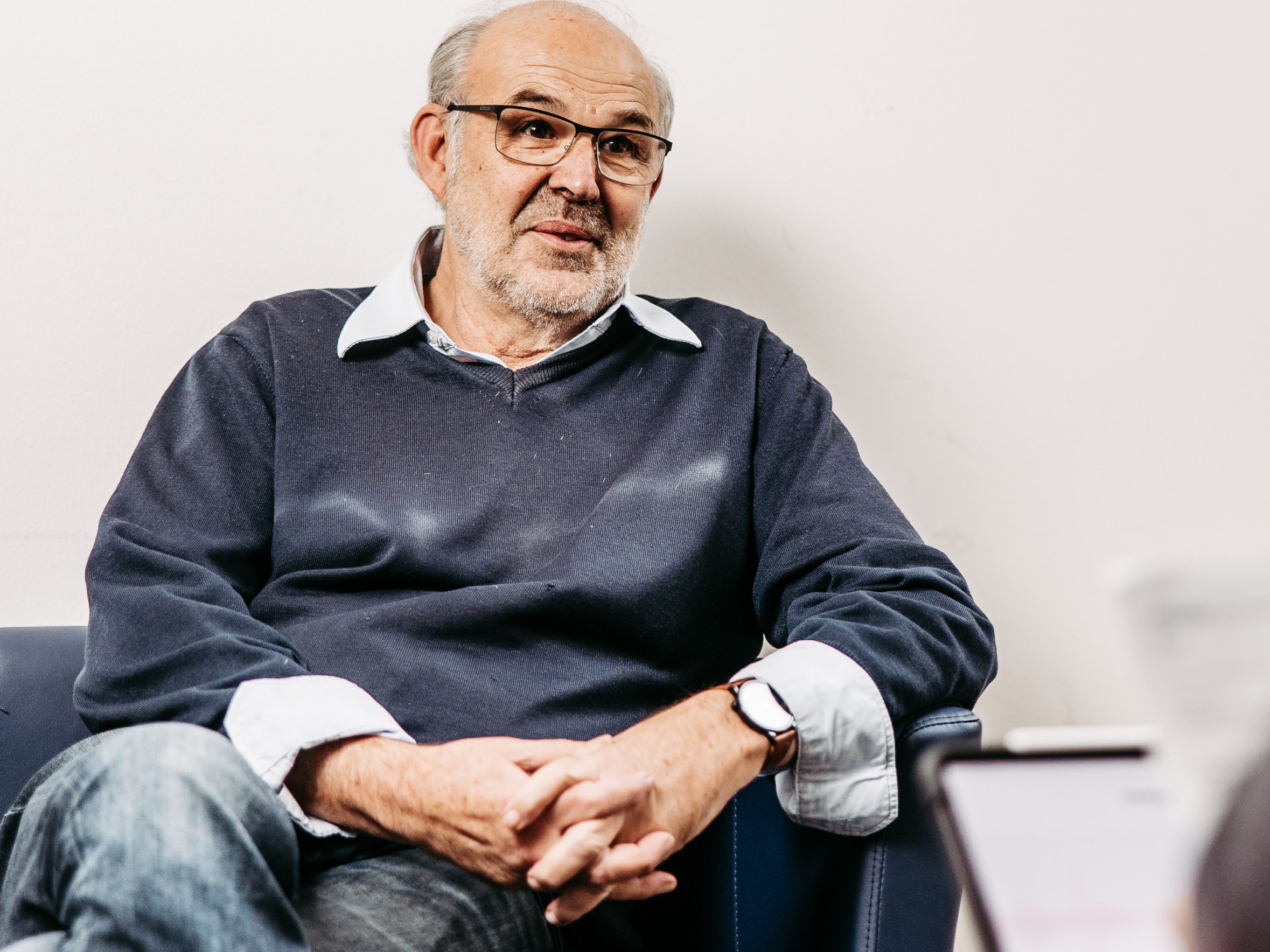 „Die Pandemie bringt in der Gesellschaft zahlreiche Ängste und Probleme zum Vorschein, die lange unter der Oberfläche brodelten. Verstärkt wurde das alles durch die Politik der vergangenen Jahre“, sagt der Historiker Werner Bundschuh im Gespräch mit WANN & WO.