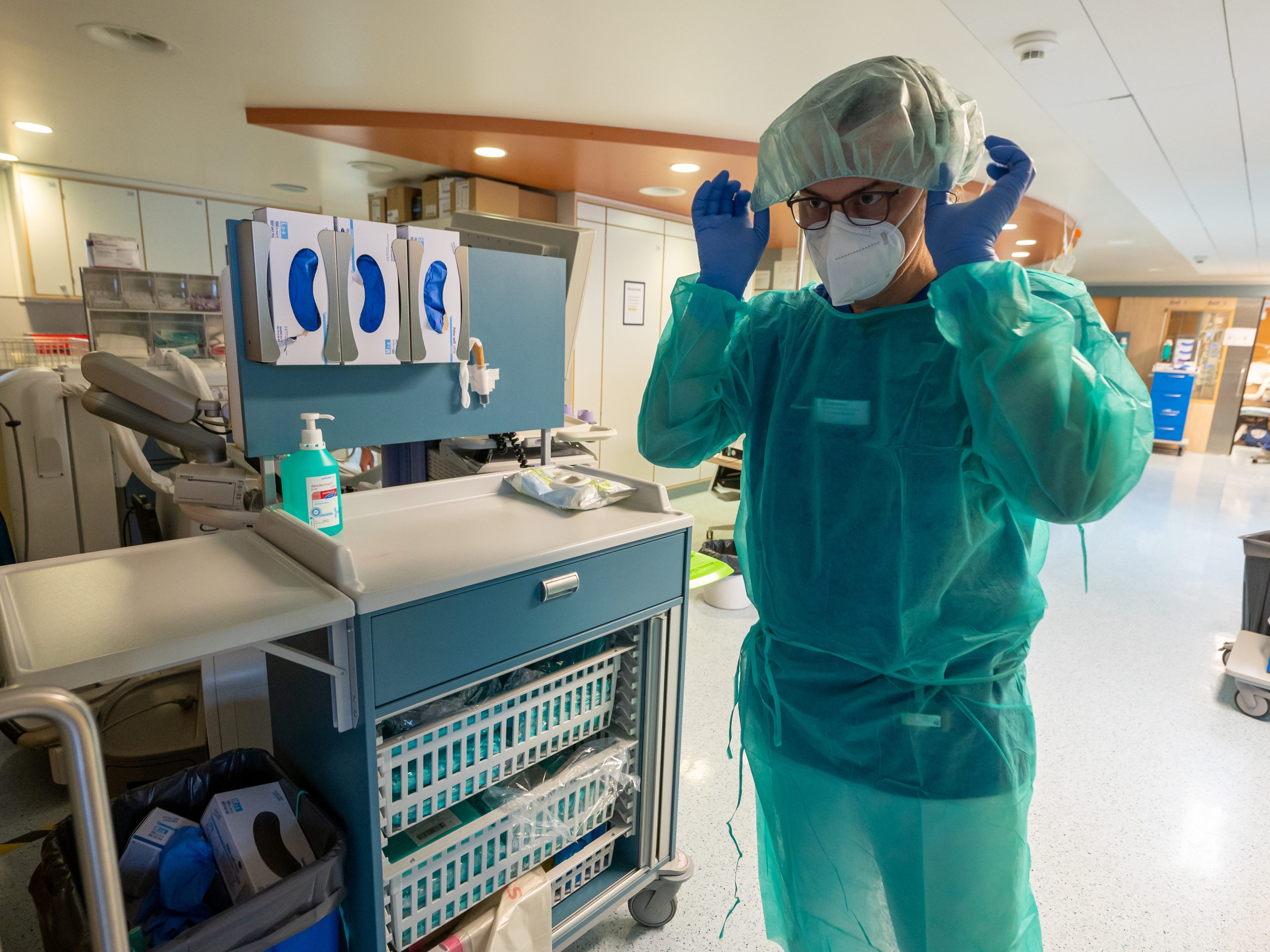 Nicht nur die Zahl der Neuinfektionen steigt stark an, auch die Zahl der Intensivpatienten in den Spitälern.