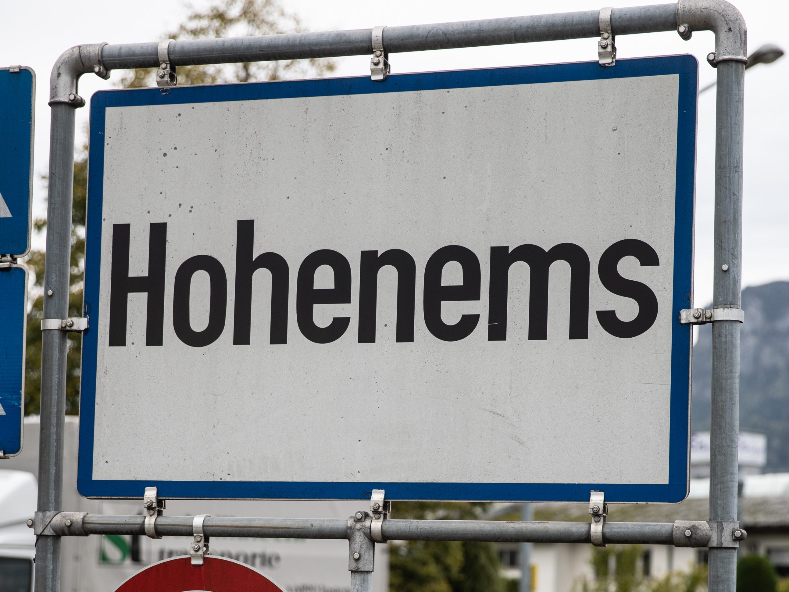 Das brennende Auto wurde von der Feuerwehr gelöscht.
