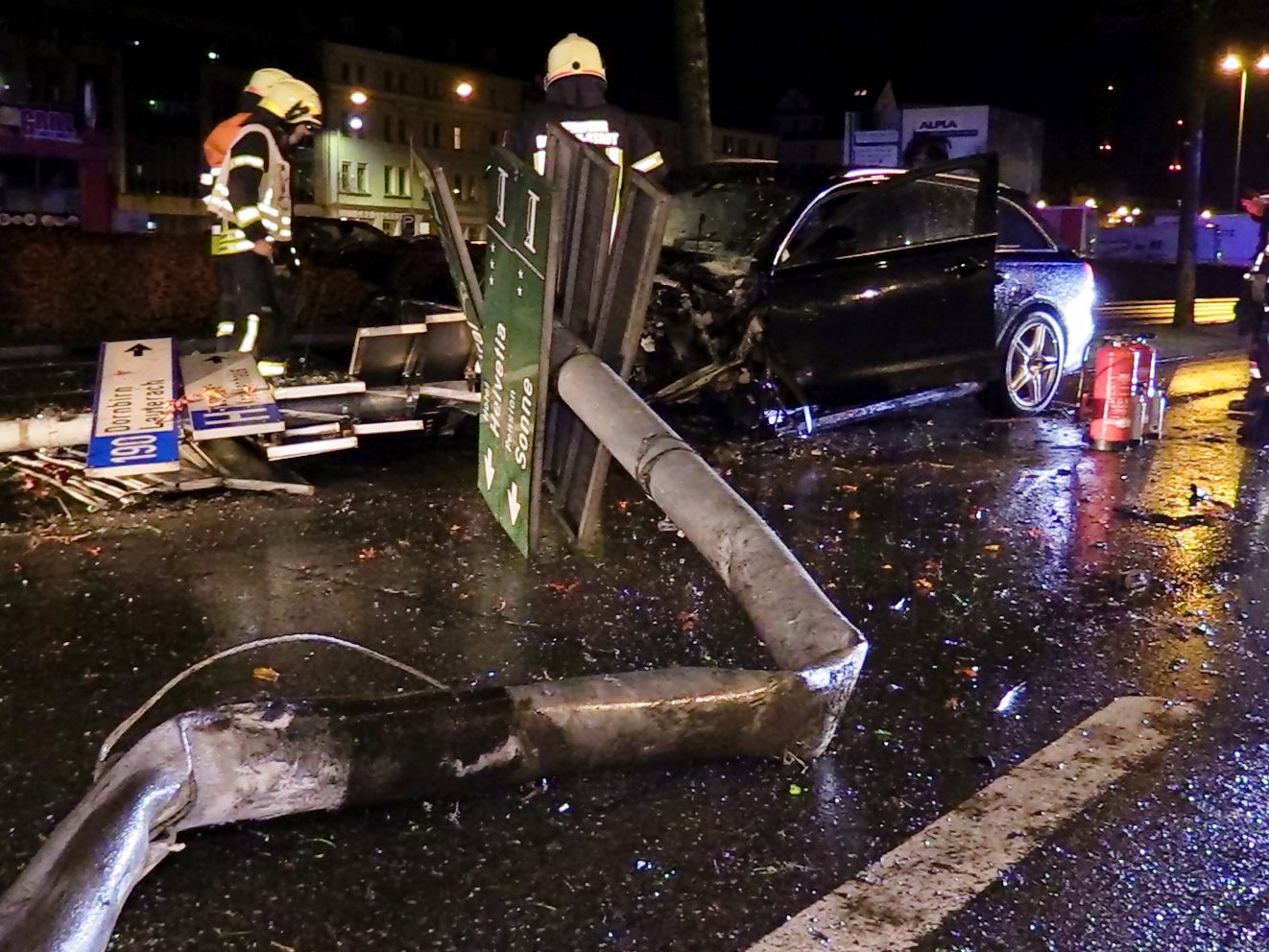 Alkoholisierter Pkw-Lenker prallte gegen Straßenlaterne.