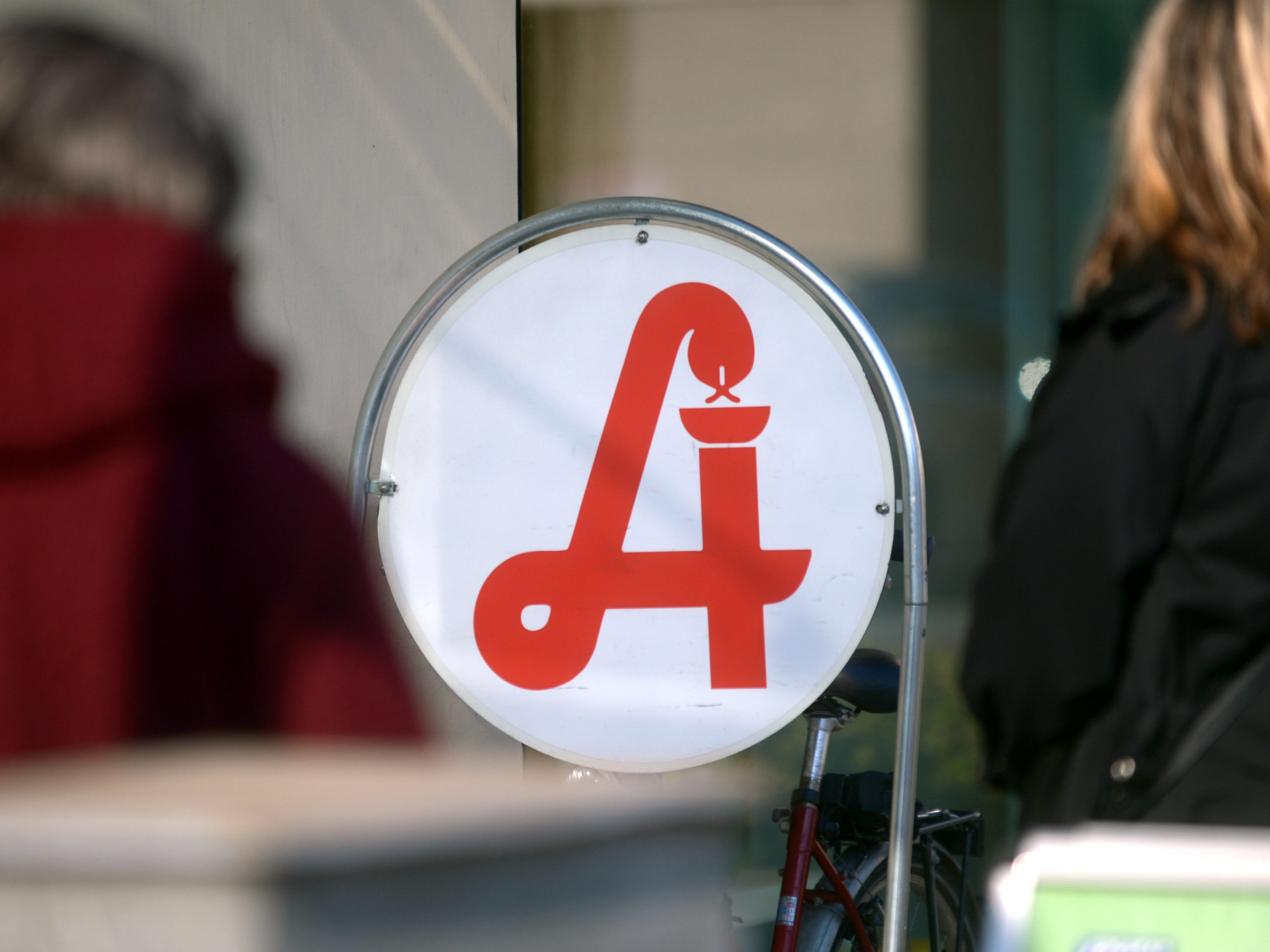 Apotheker klatscht für Corona-Demo