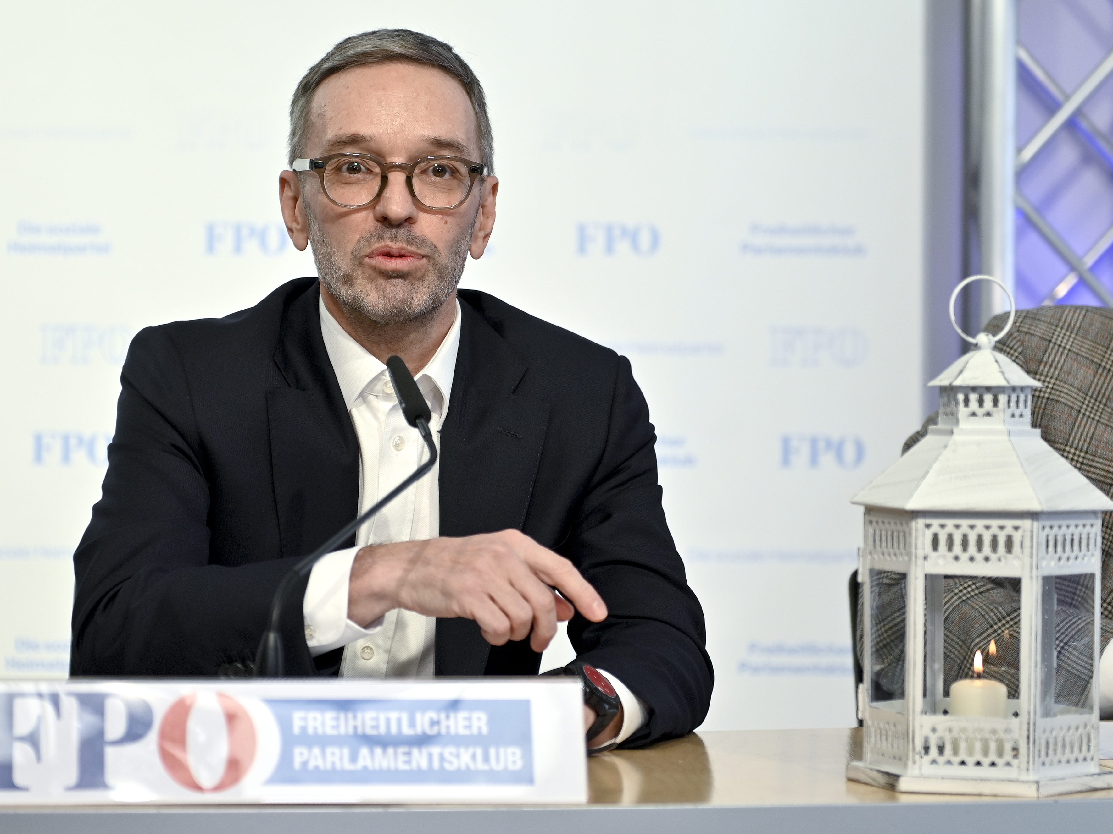 Deshalb ließ Kickl eine Laterne am Podium aufstellen.